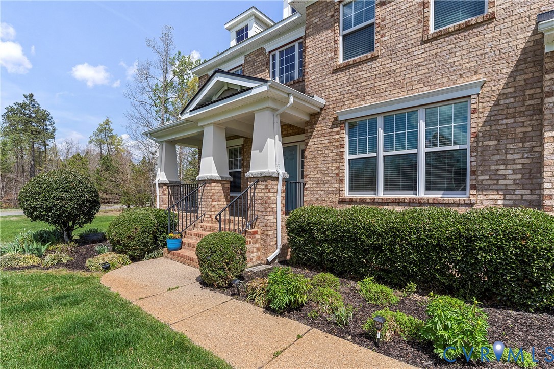 9118 Colonnade Cir — photo