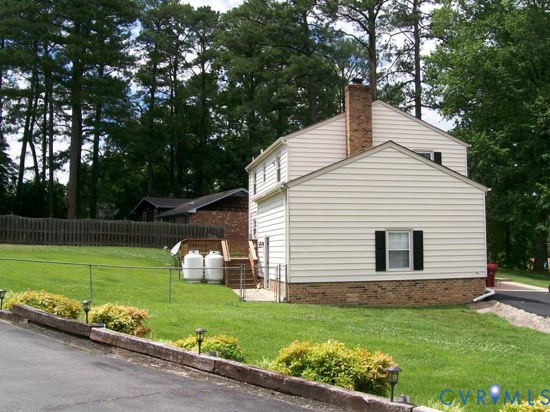 111 Lakeside Dr — photo