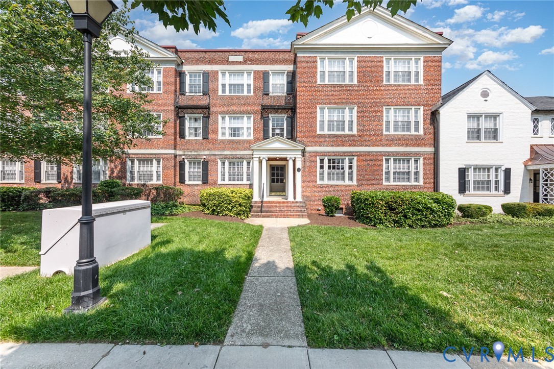 24 W Locke Ln Unit#1 — photo