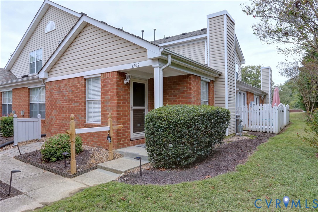 1202 Westgate Cir — photo