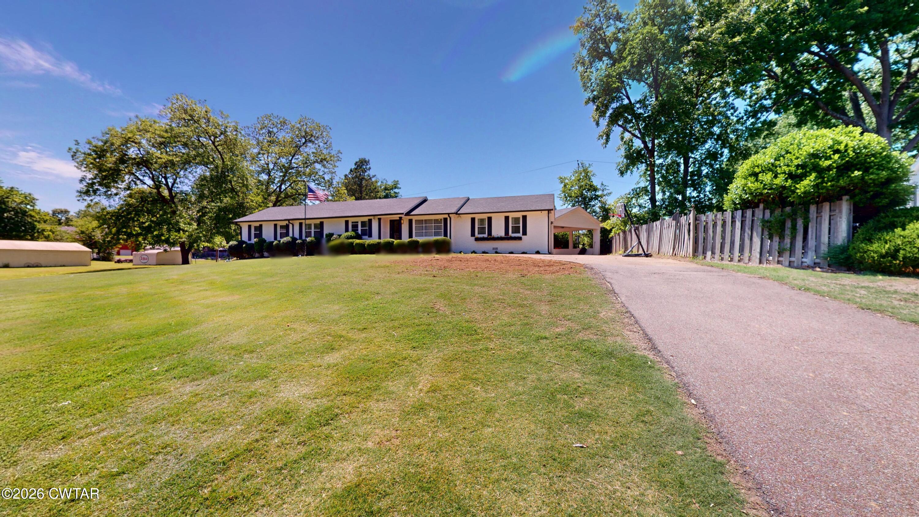 1903 Glen Oaks Lane — photo
