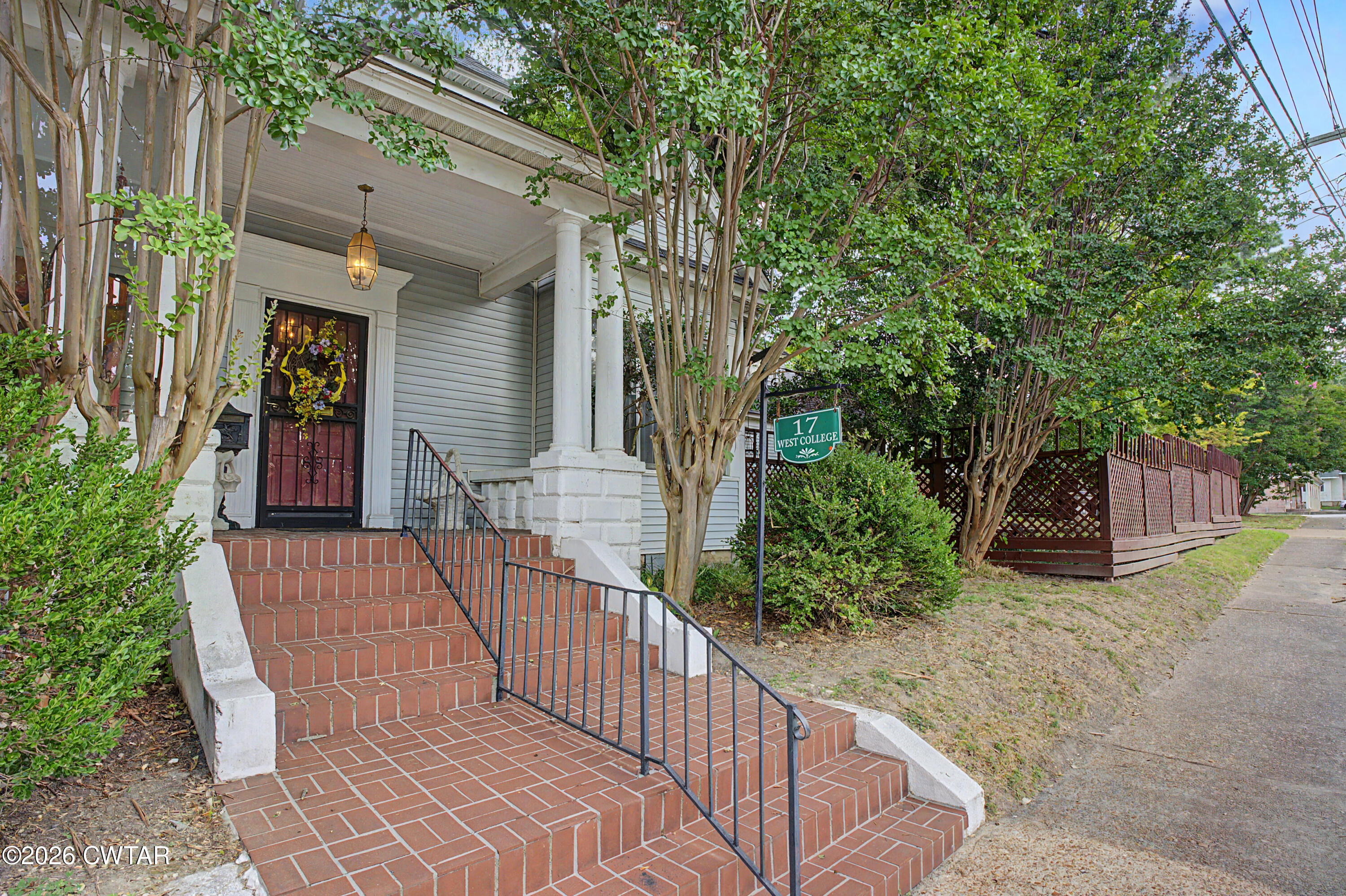 17 W College Street — photo