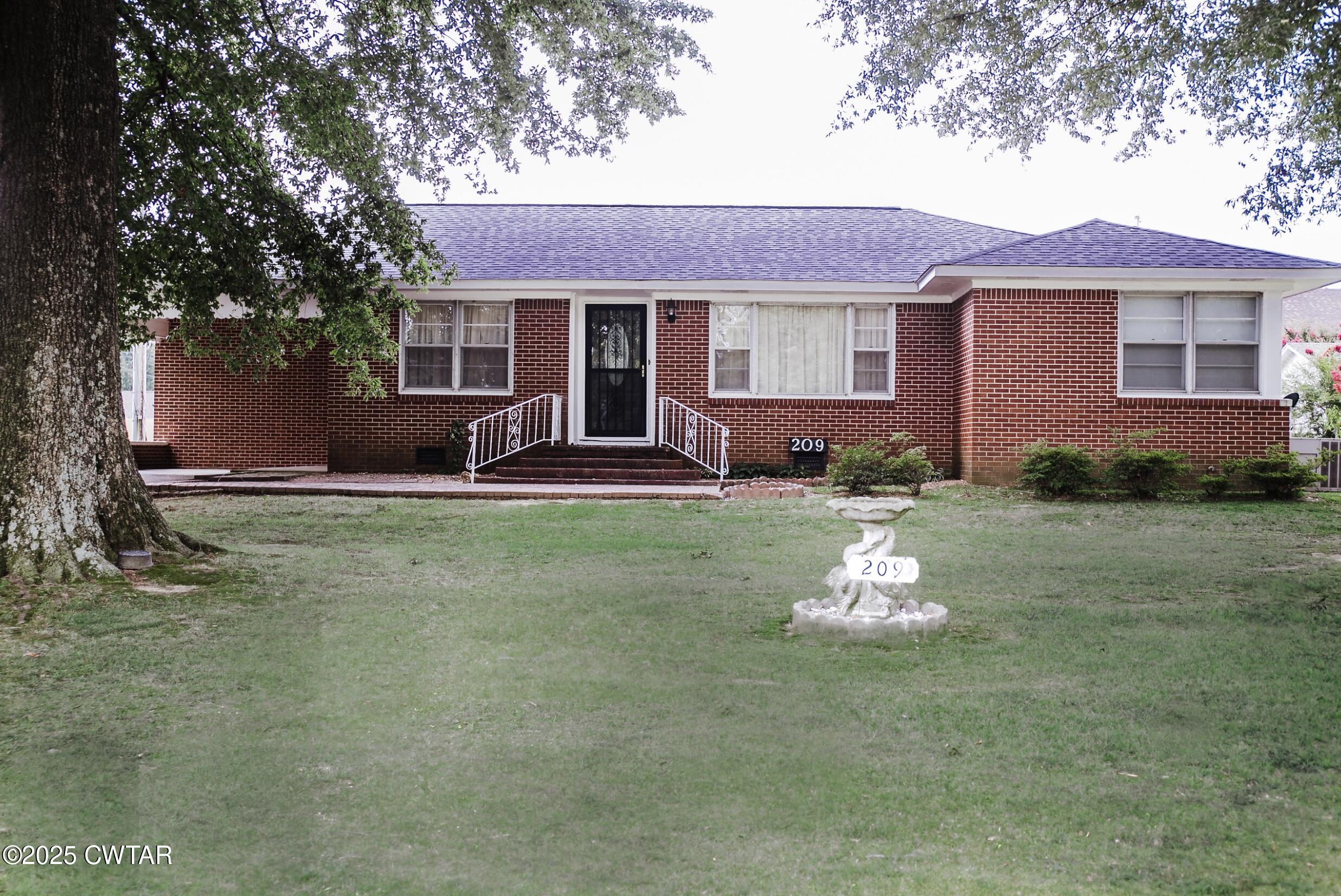 209 Hillside Street — photo