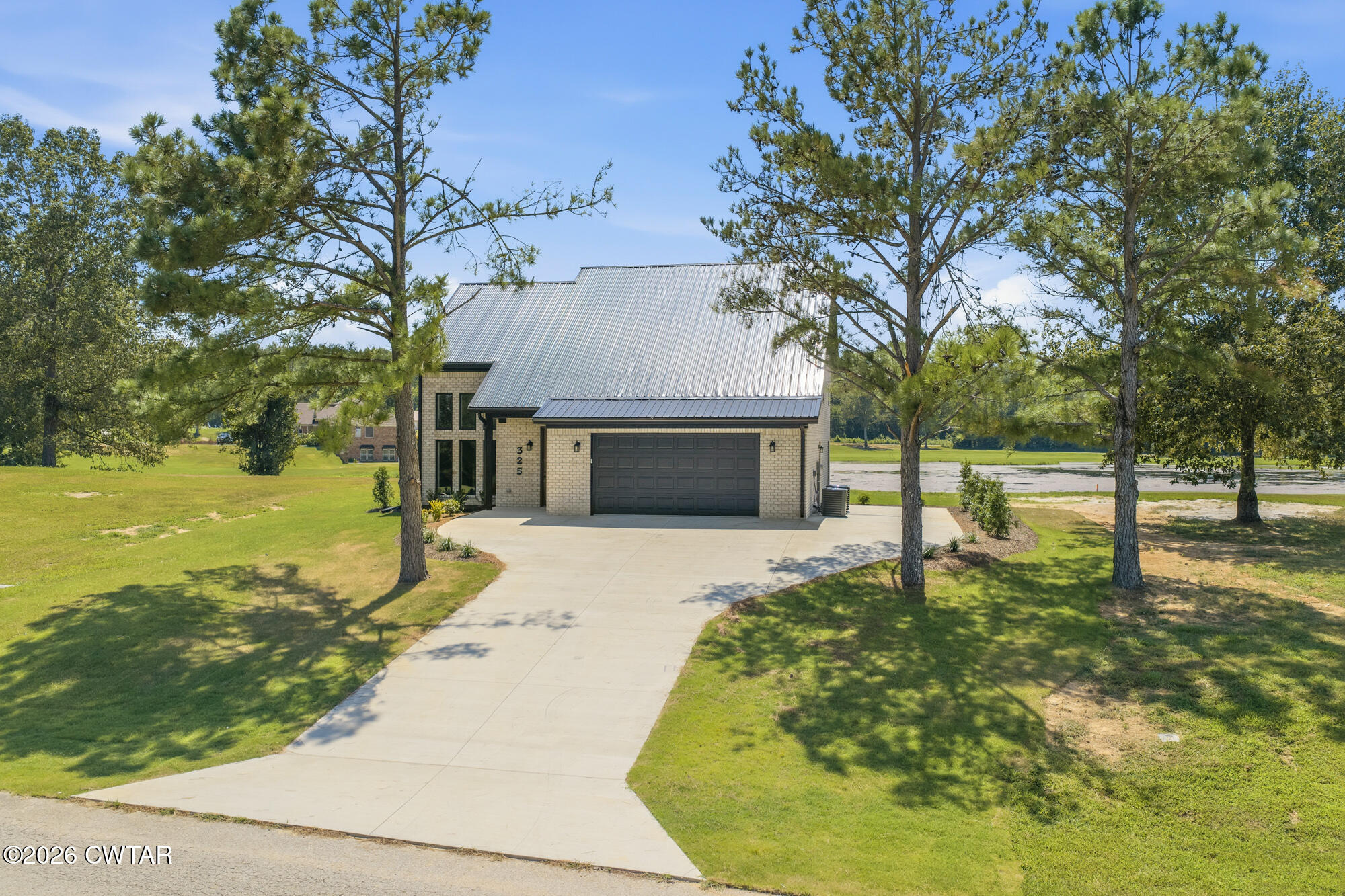 325 Golfview Lane — photo