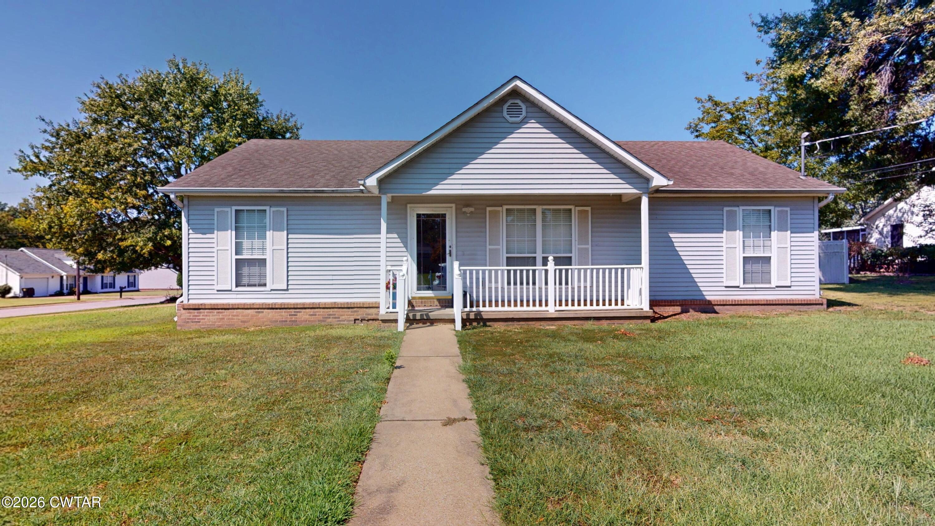 881 Sir Lionel Street — photo