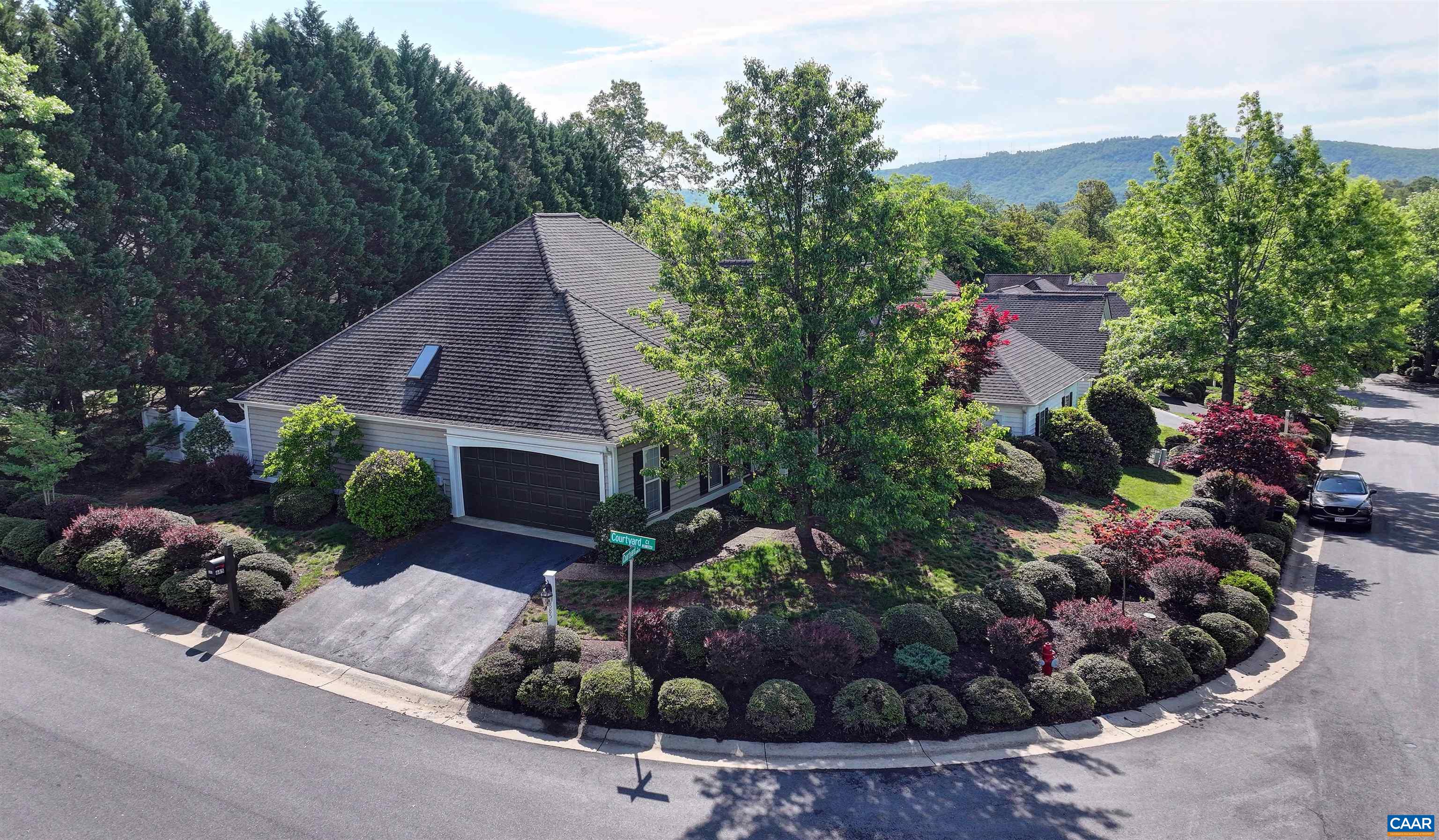 685 Courtyard Ct — photo