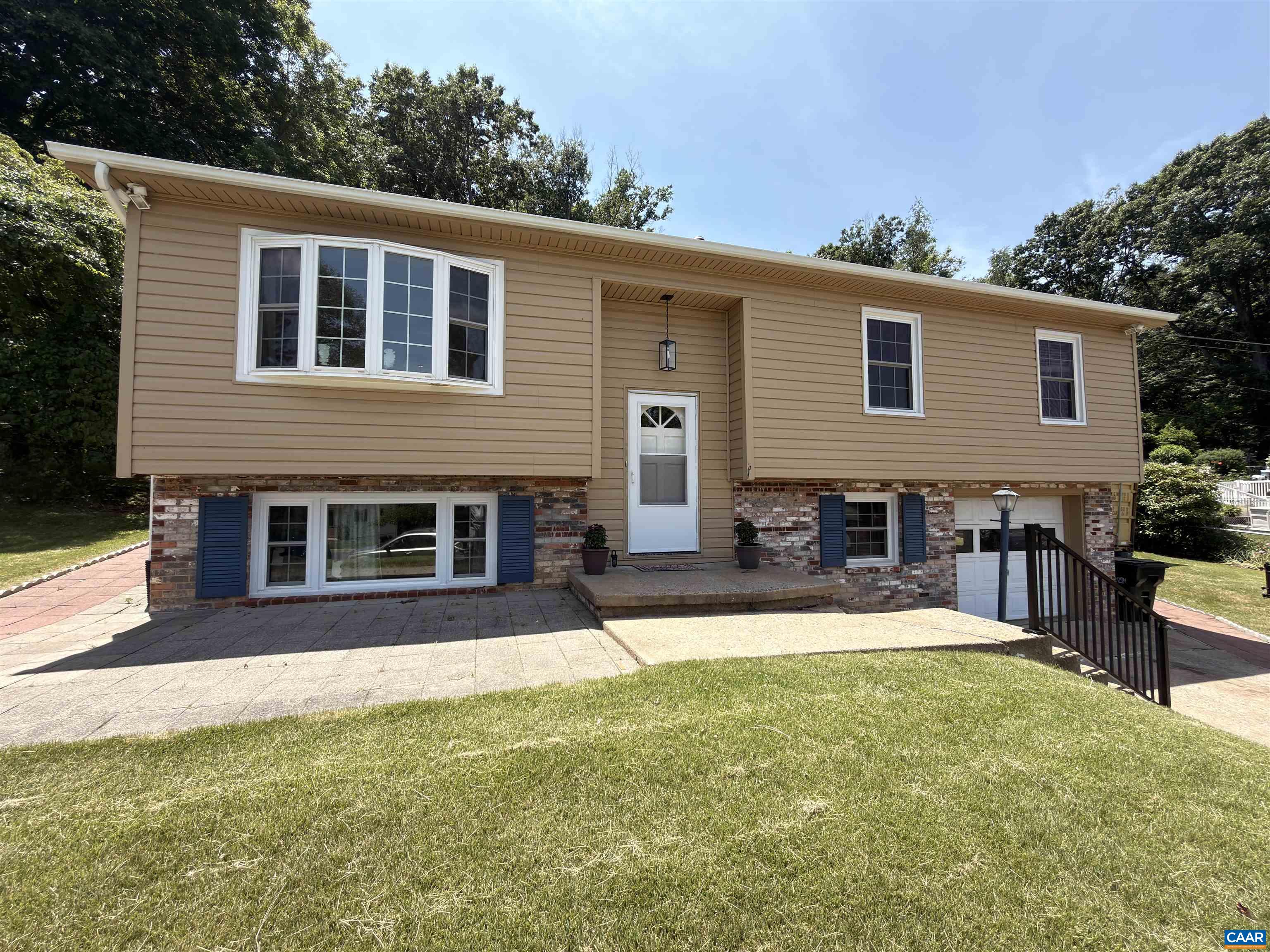 665 Gloria Pl — photo
