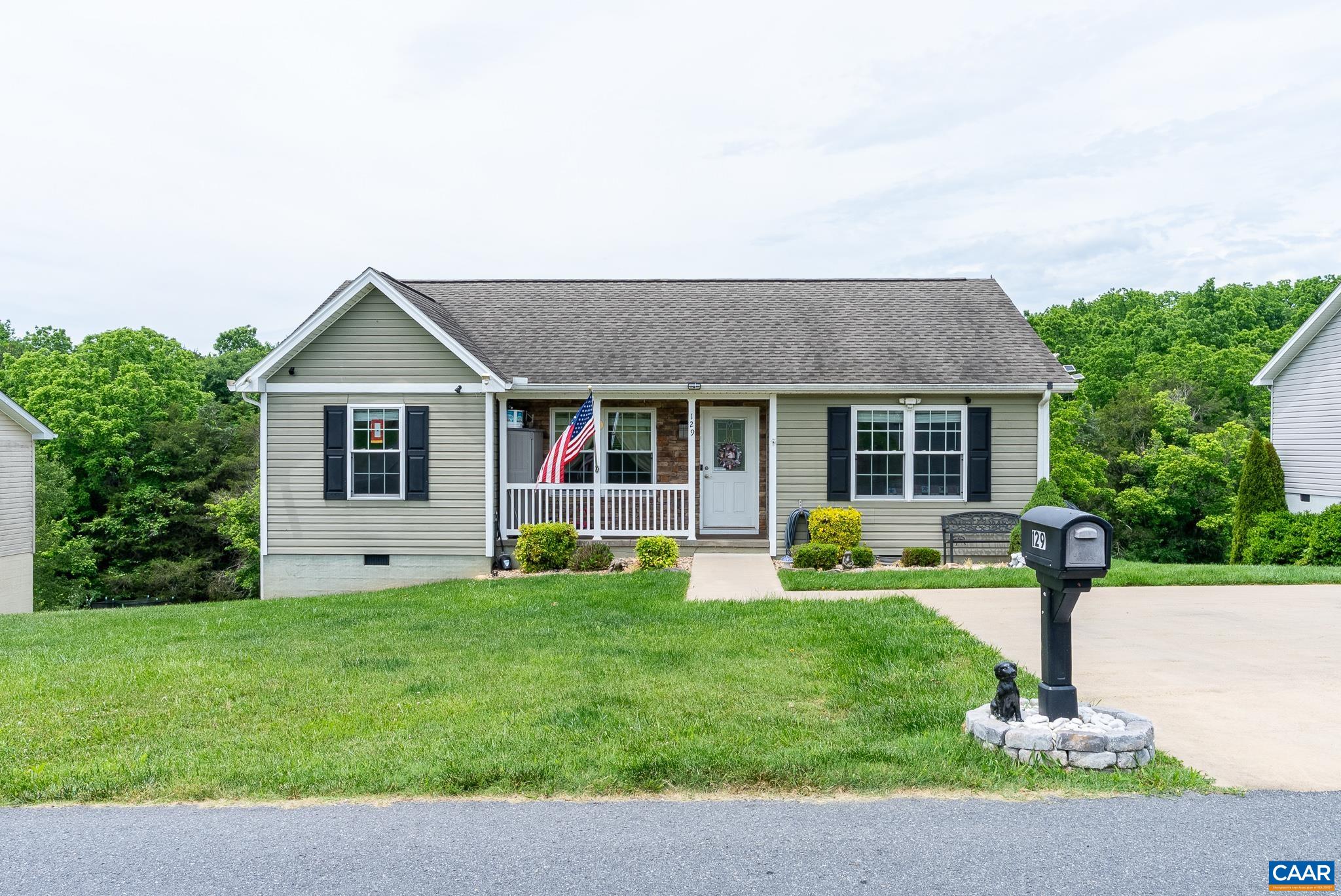 129 Thoroughbred Cir — photo