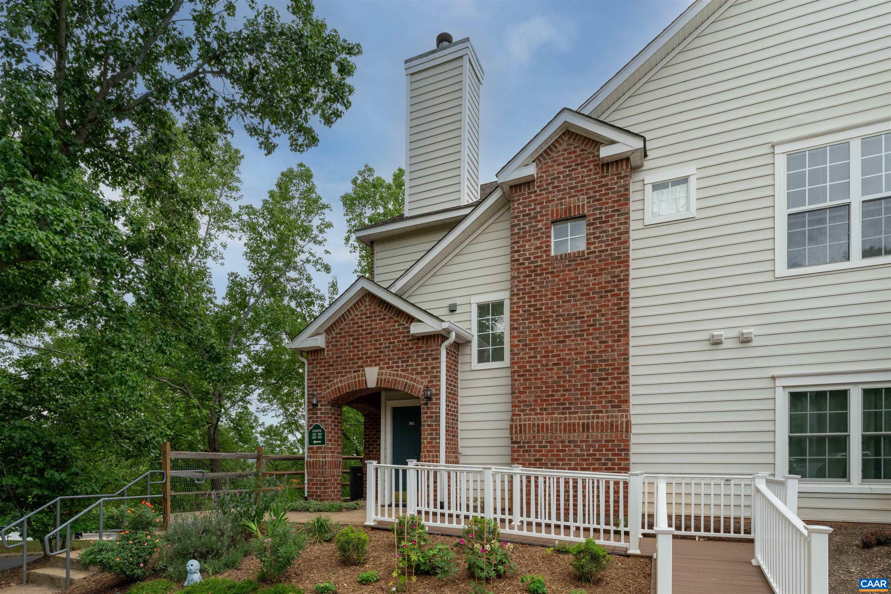 1055 Weybridge Ct — photo