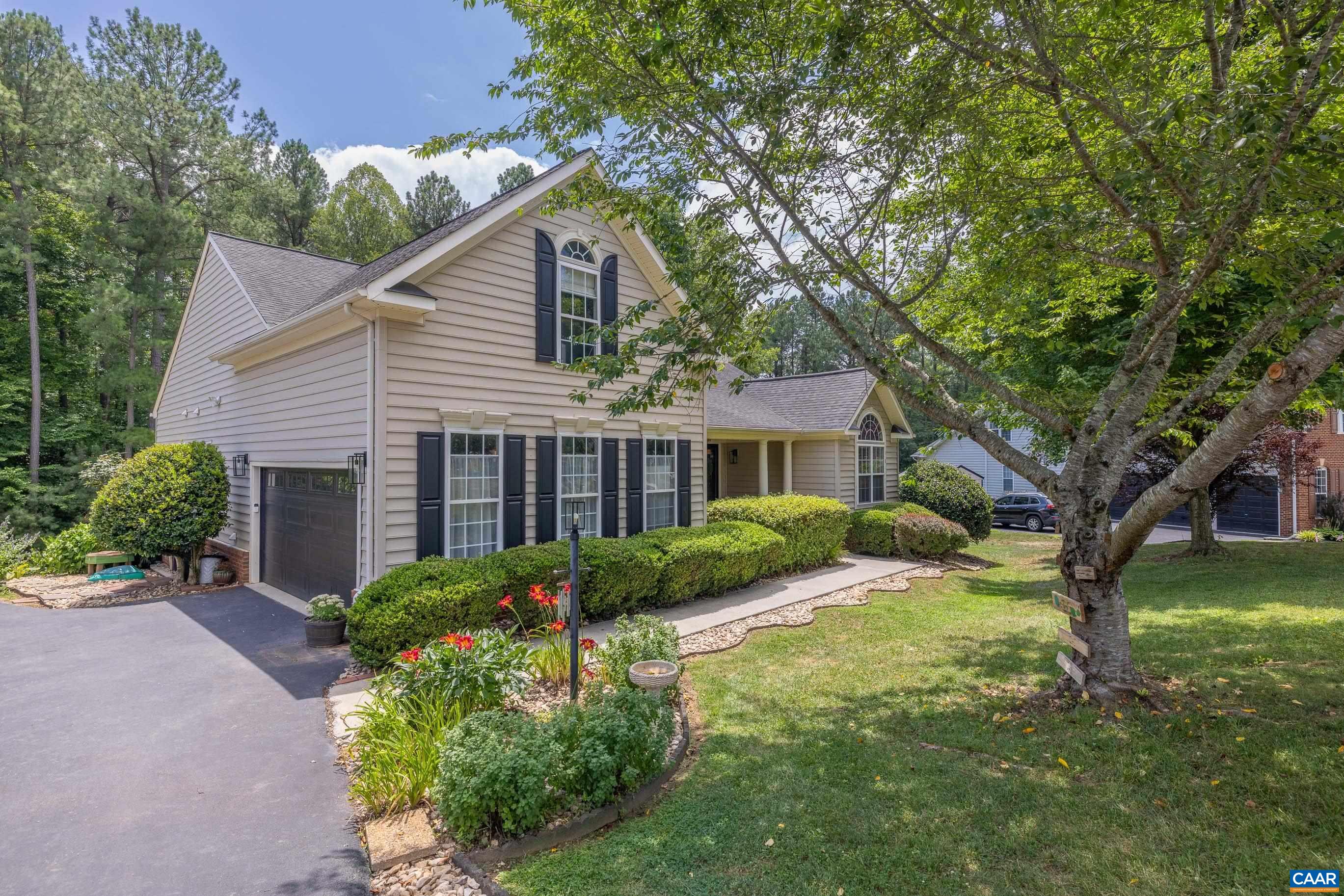 137 Whispering Woods Pl — photo