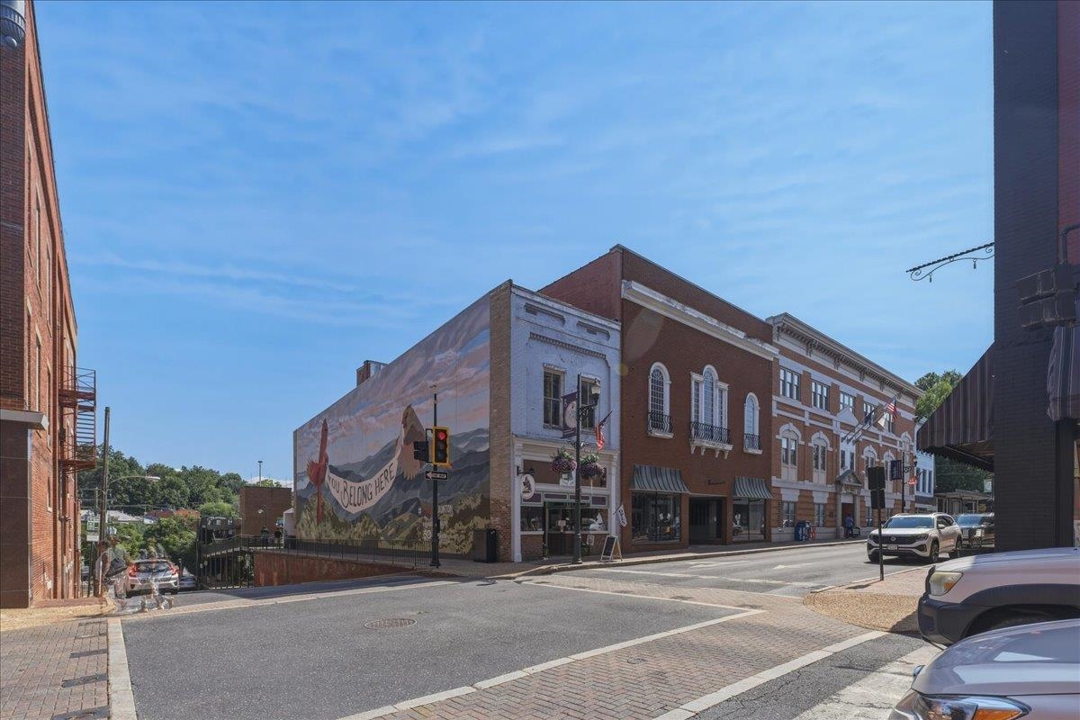 102 W Beverley St — photo