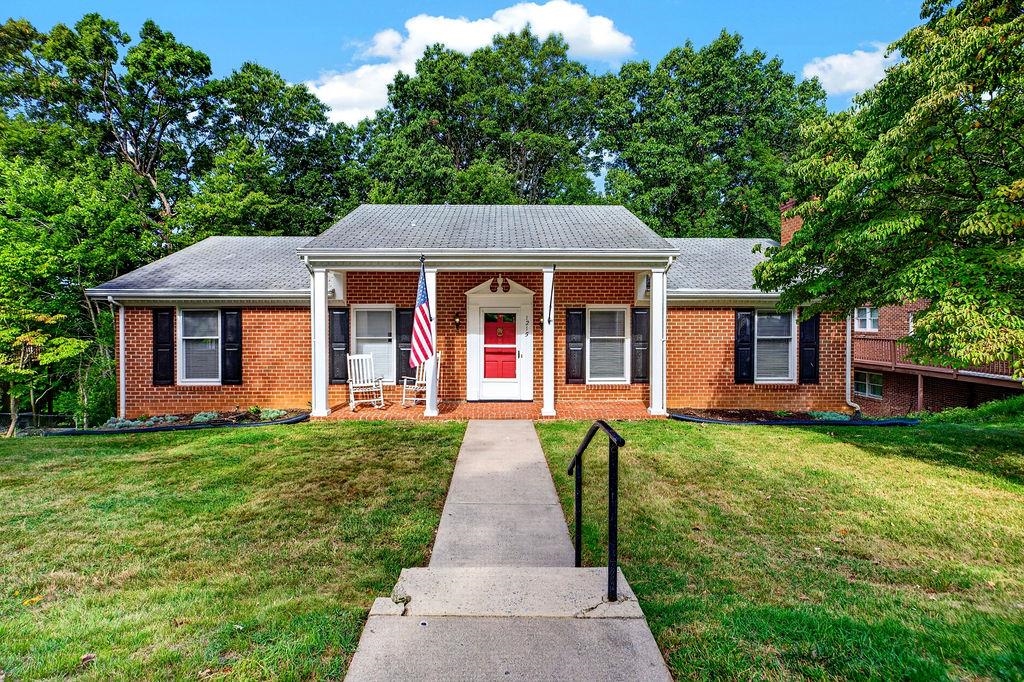 1215 Pinehurst Rd — photo