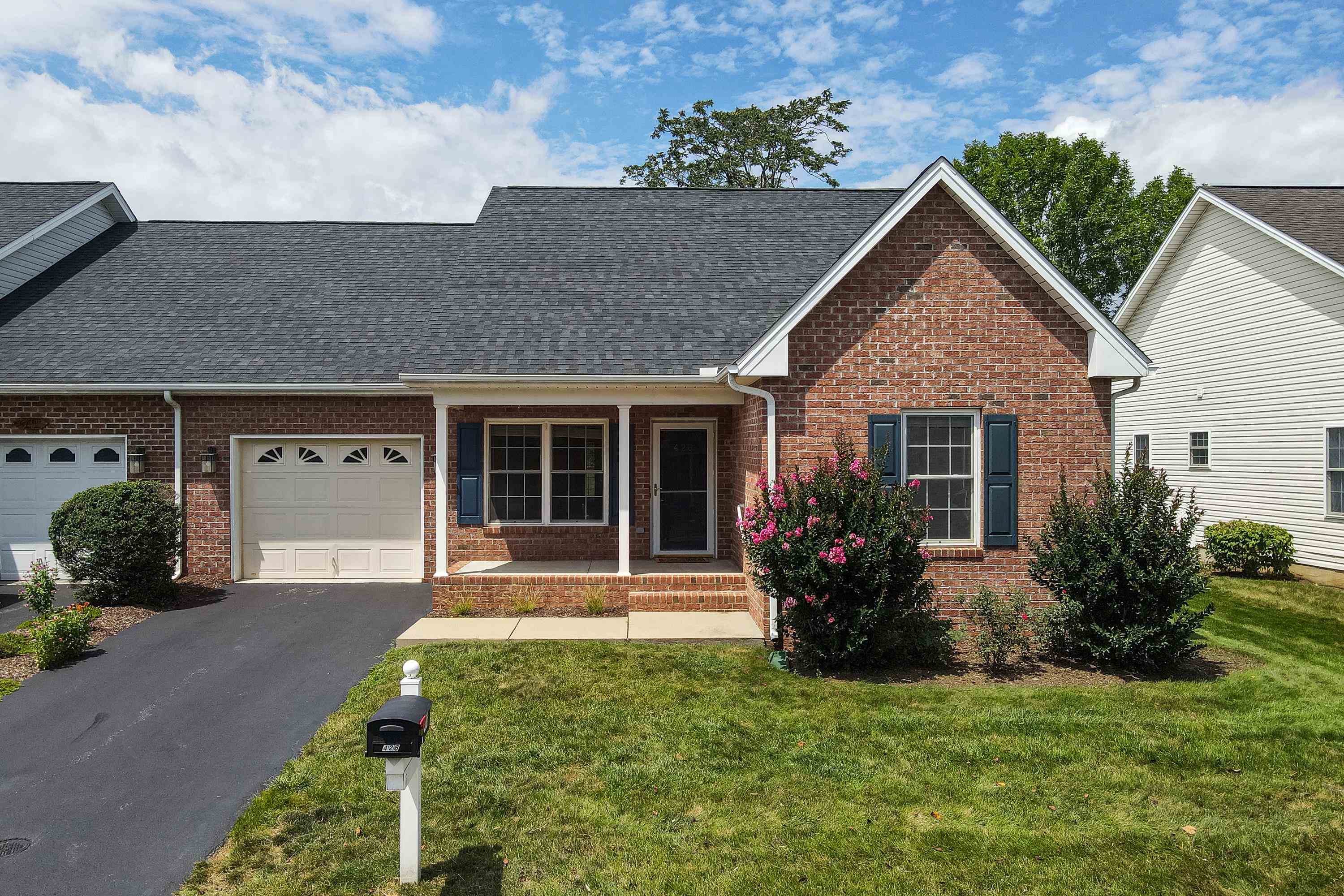 426 Hickory Grove Cir — photo