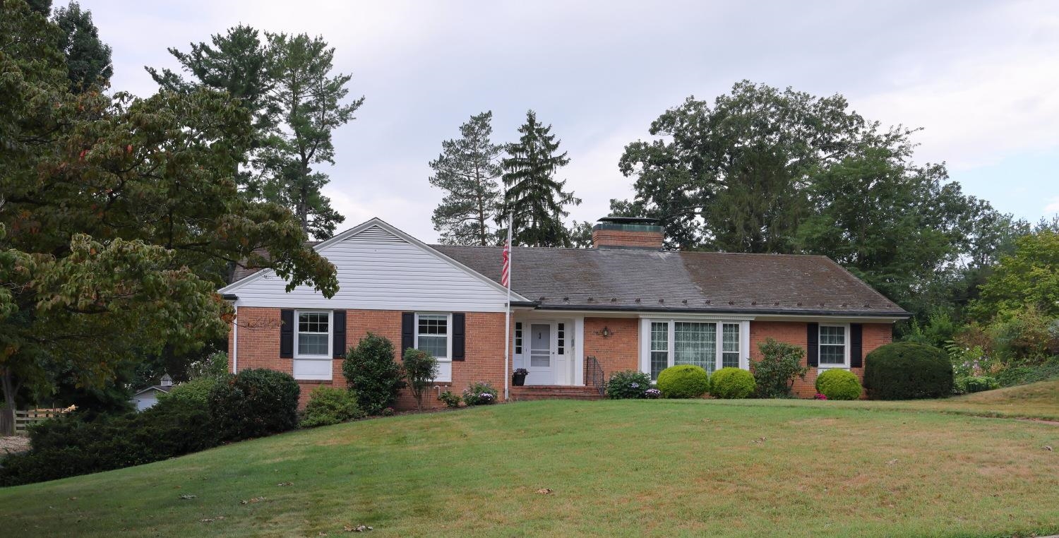 1075 Fairway Dr — photo