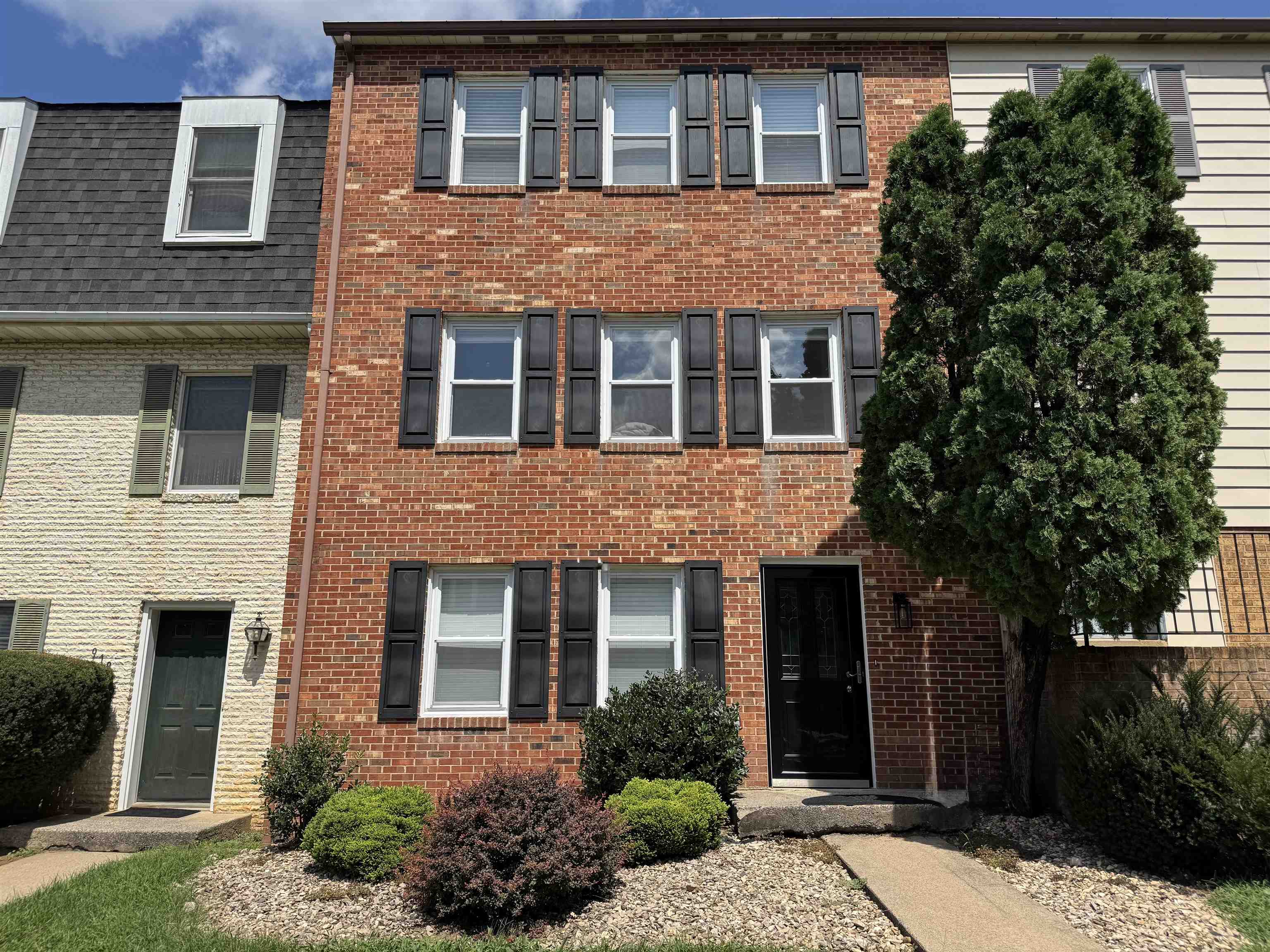 922 Meadowlark Dr — photo