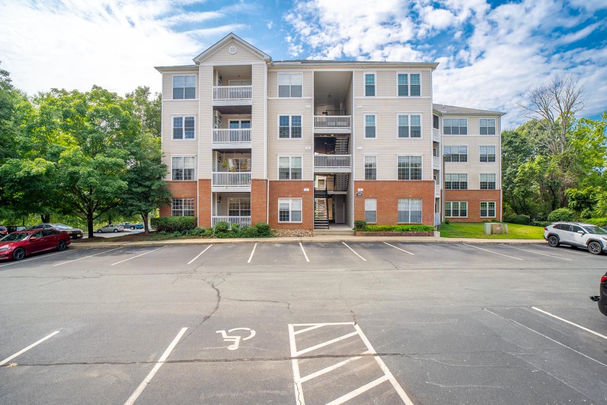 300 Riverbend Dr 2B — photo