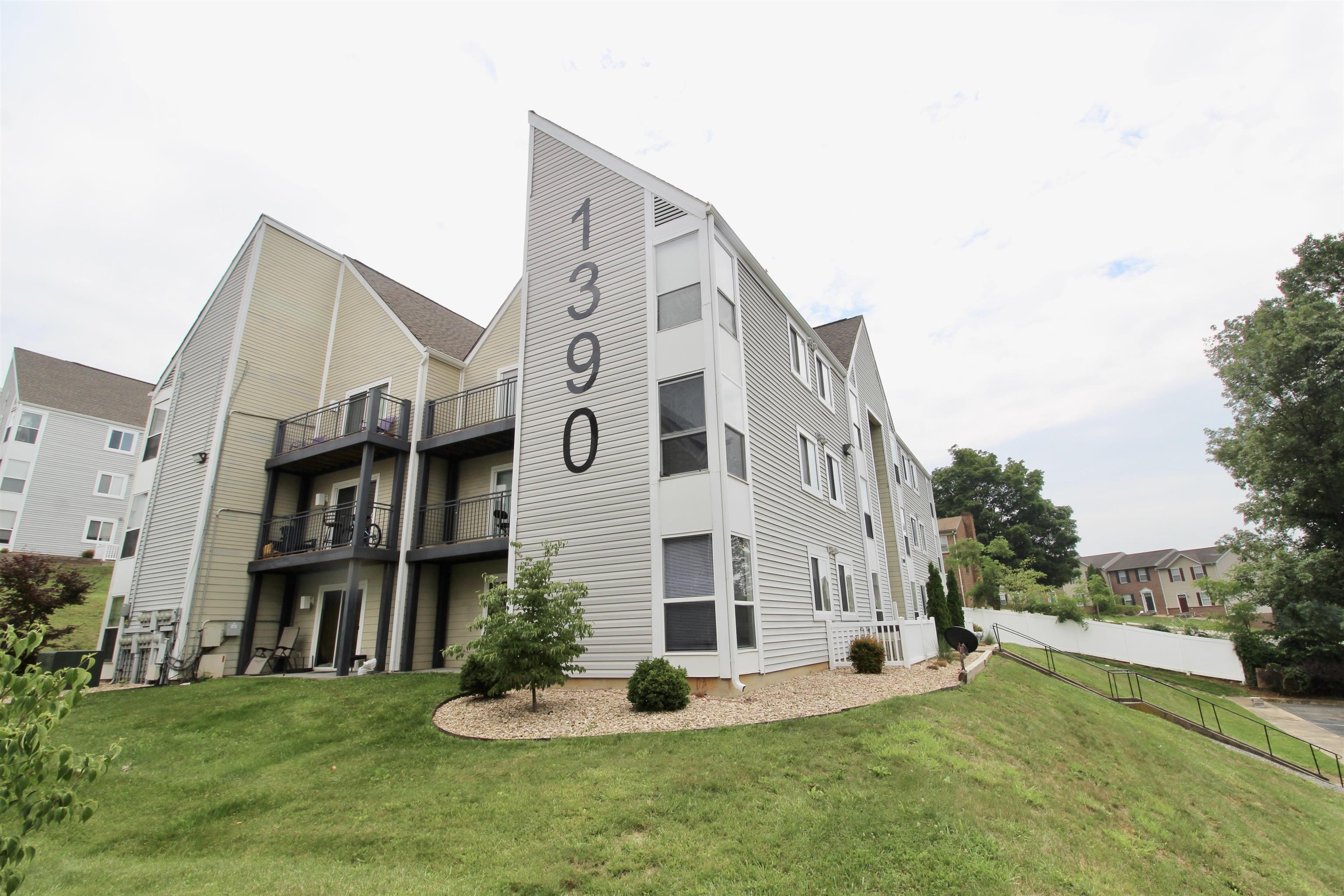 1390 Hunters Rd B — photo
