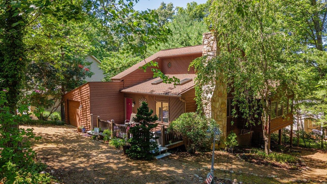 636 Flower Dr — photo