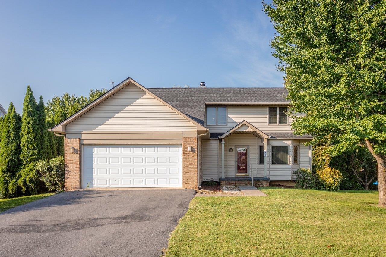 821 Honeysuckle Ln — photo