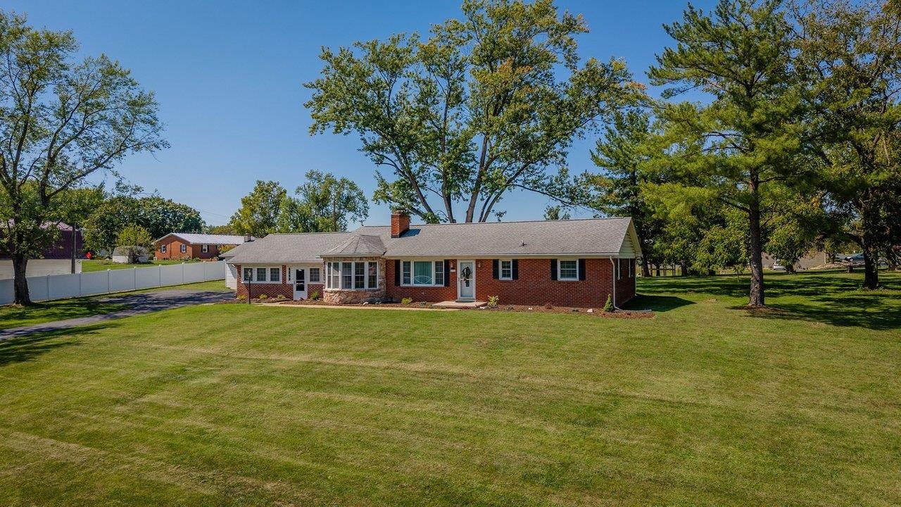 2325 Maple Dr — photo