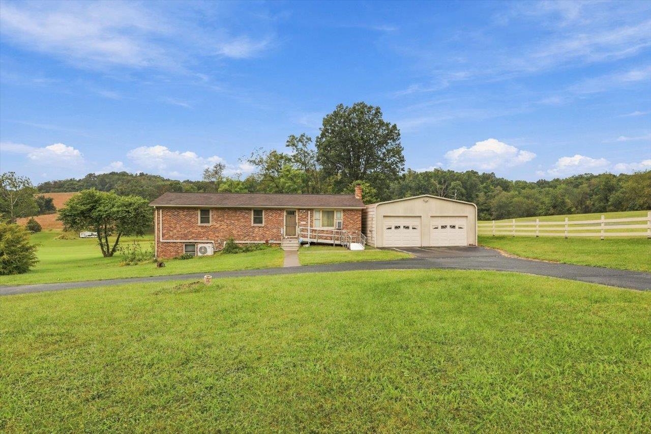 906 Boyers Rd — photo