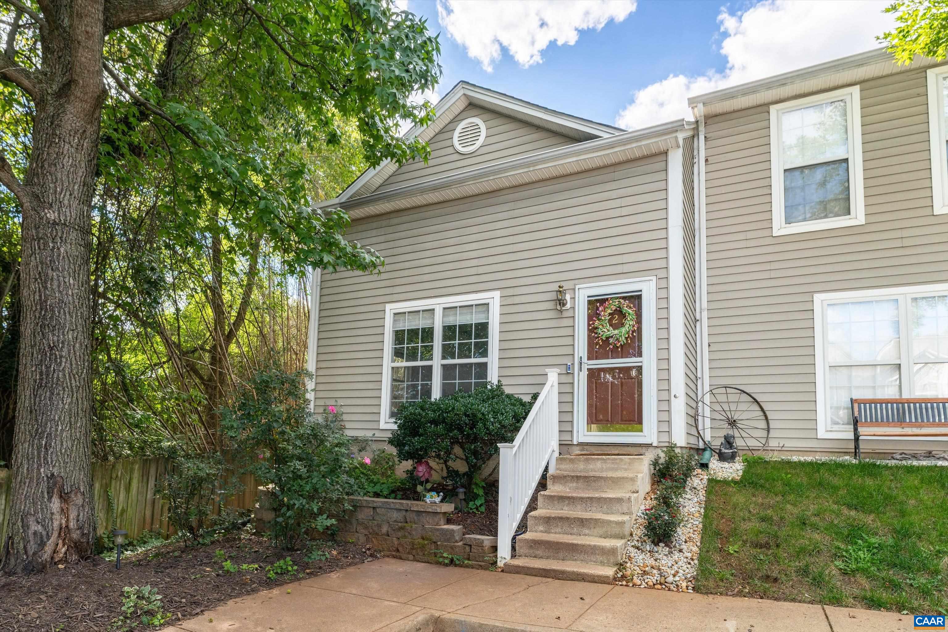 122 Danbury Ct — photo