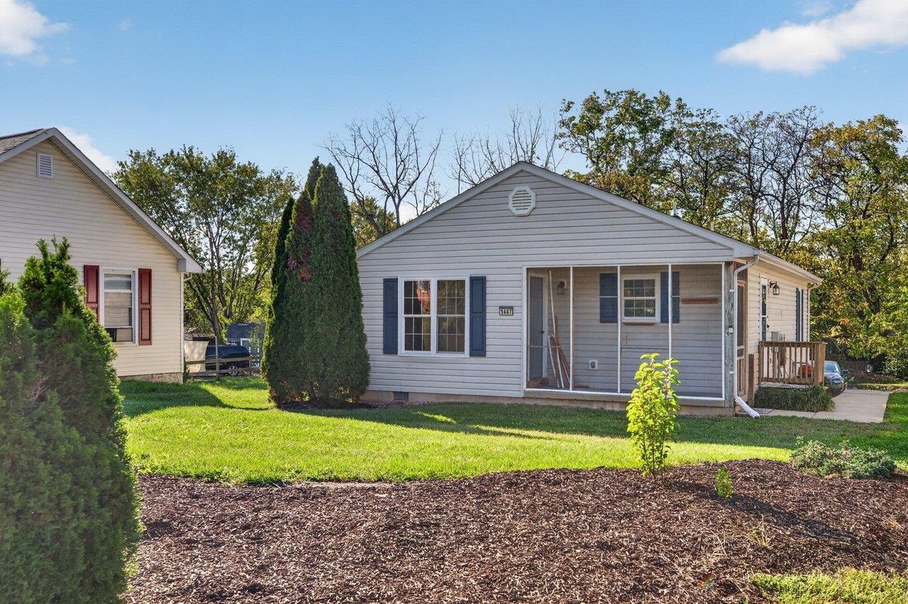 1447 N Delphine Ave — photo