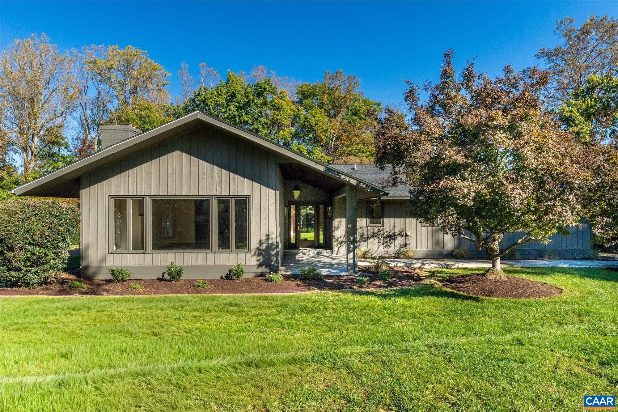 1221 West Leigh Dr — photo