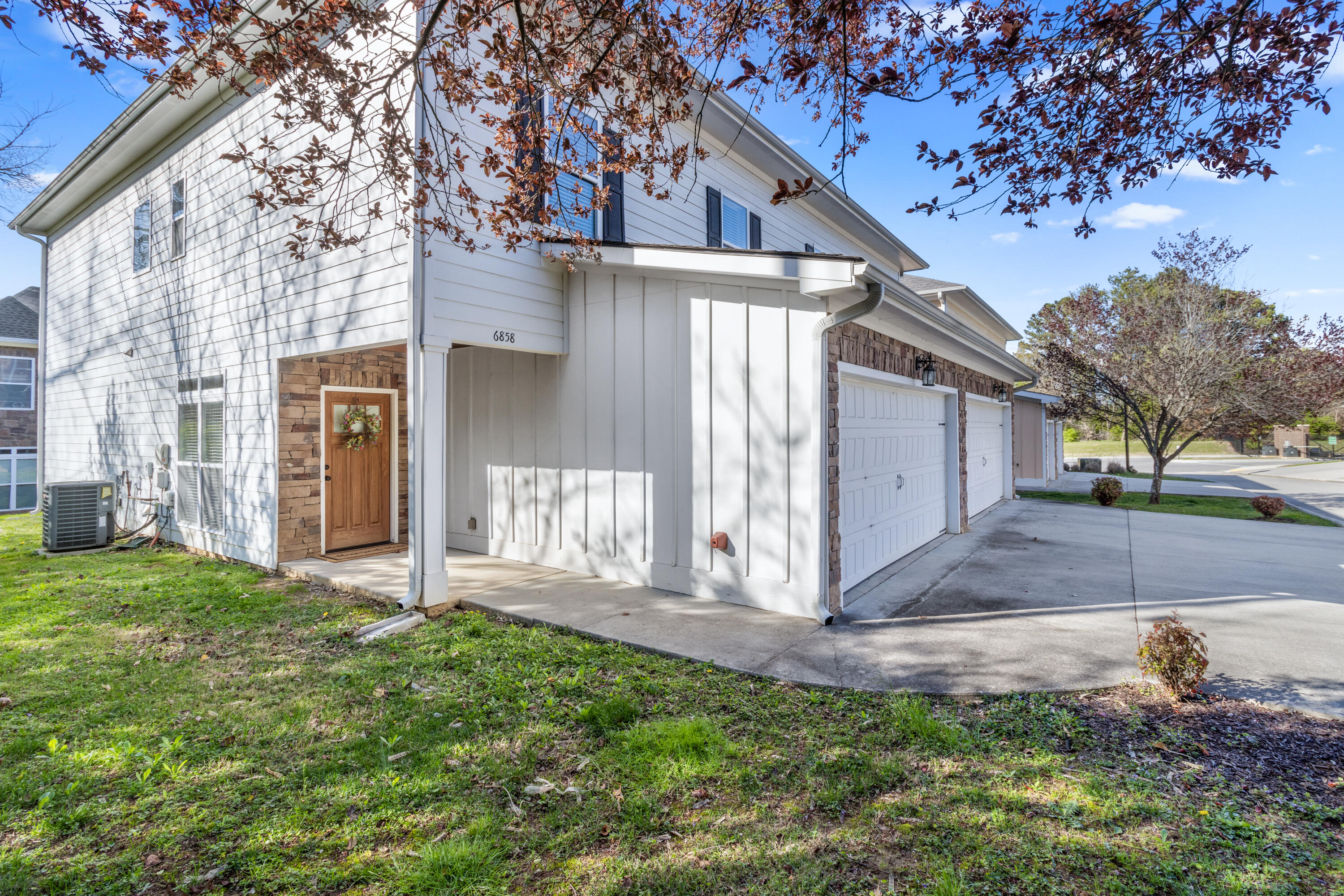 6858 Palms Court — photo