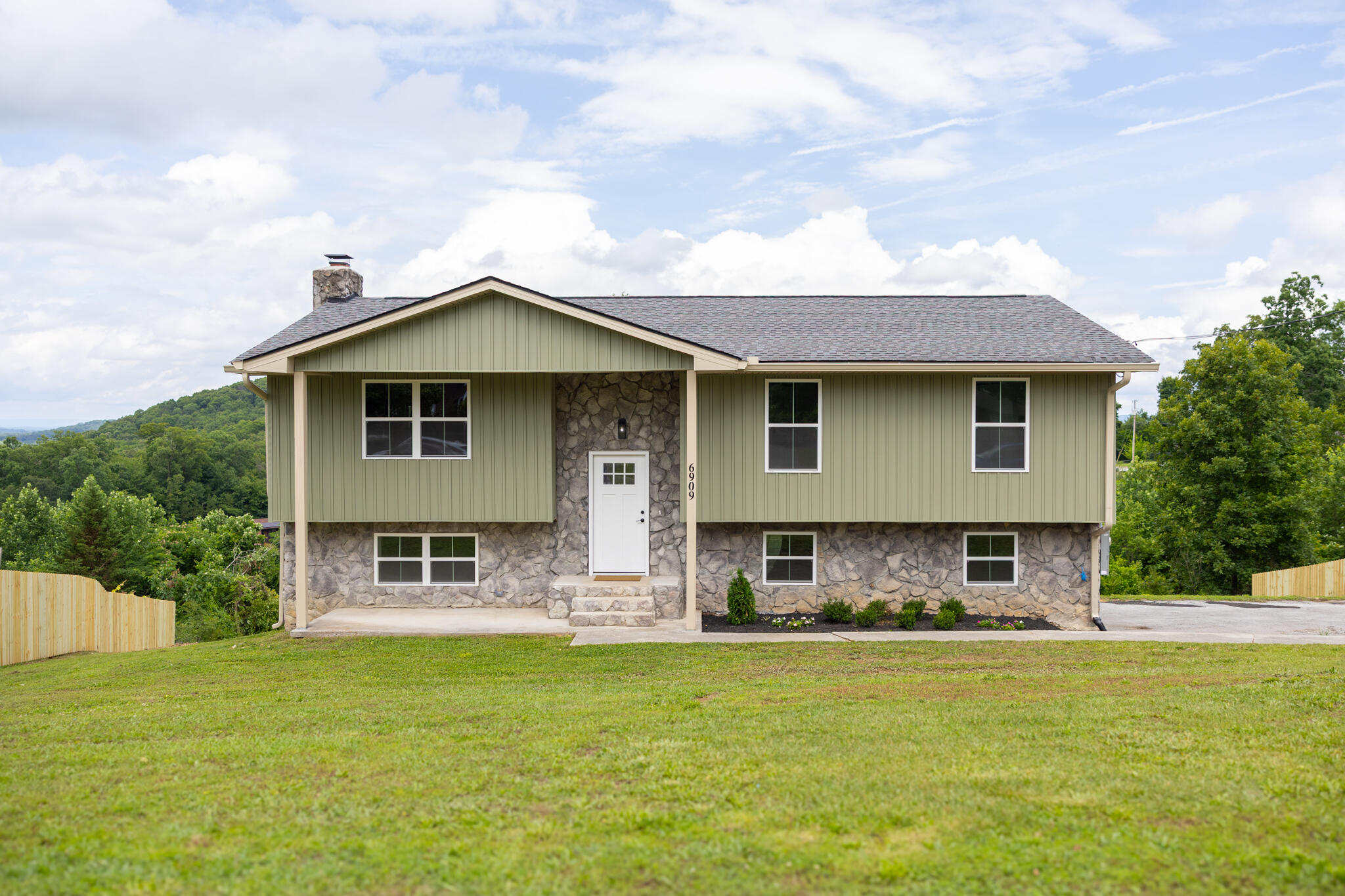 6909 Sandy Cove Drive — photo