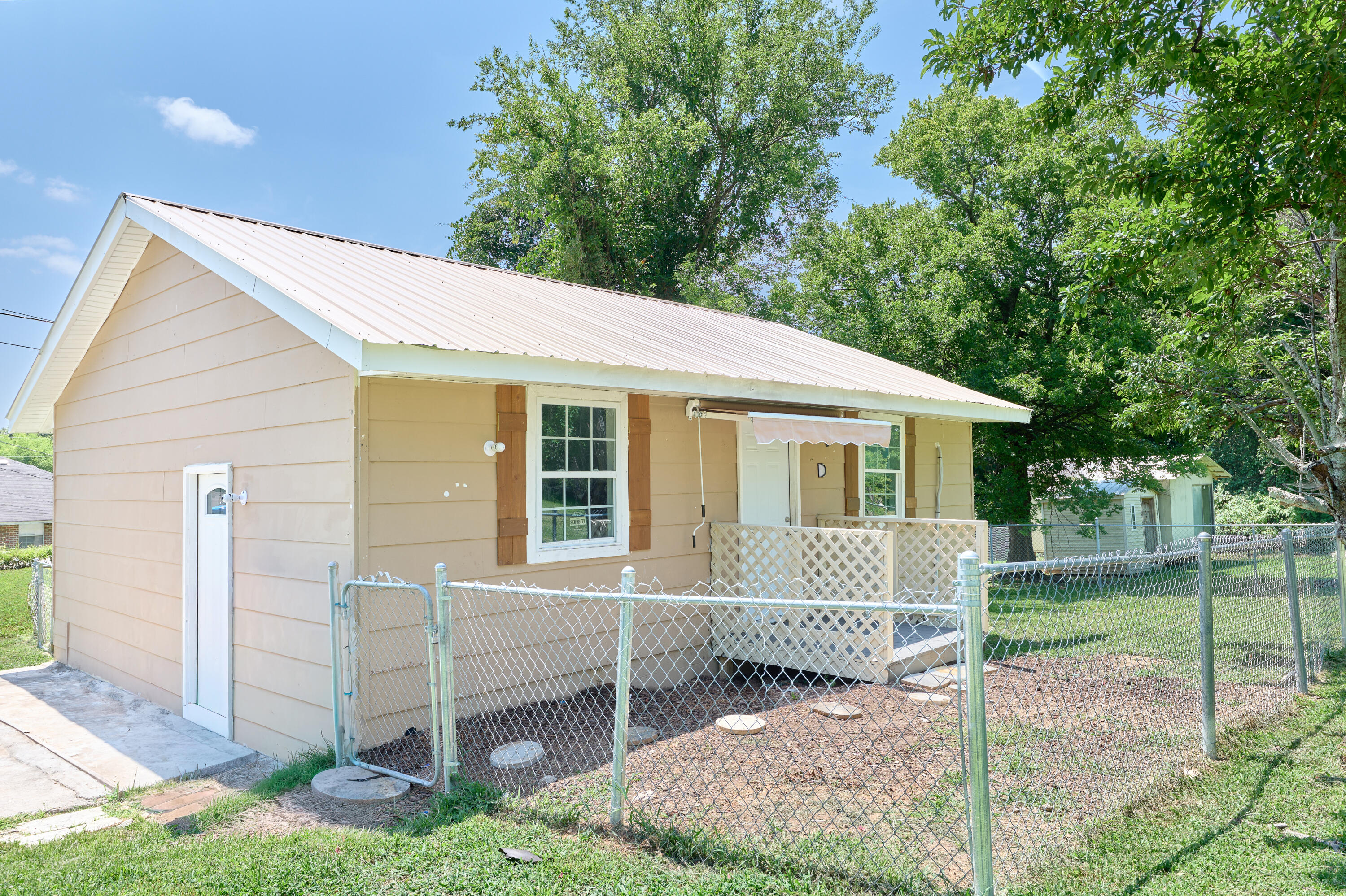6504 Middle Drive — photo