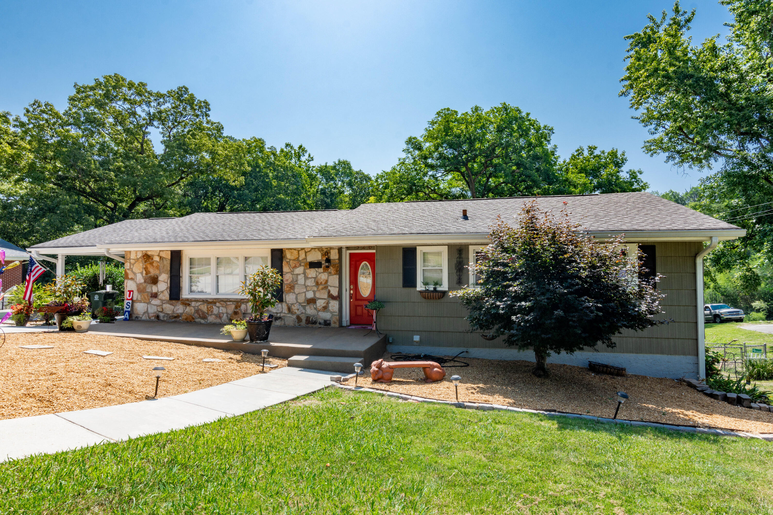 526 Semi Circle — photo