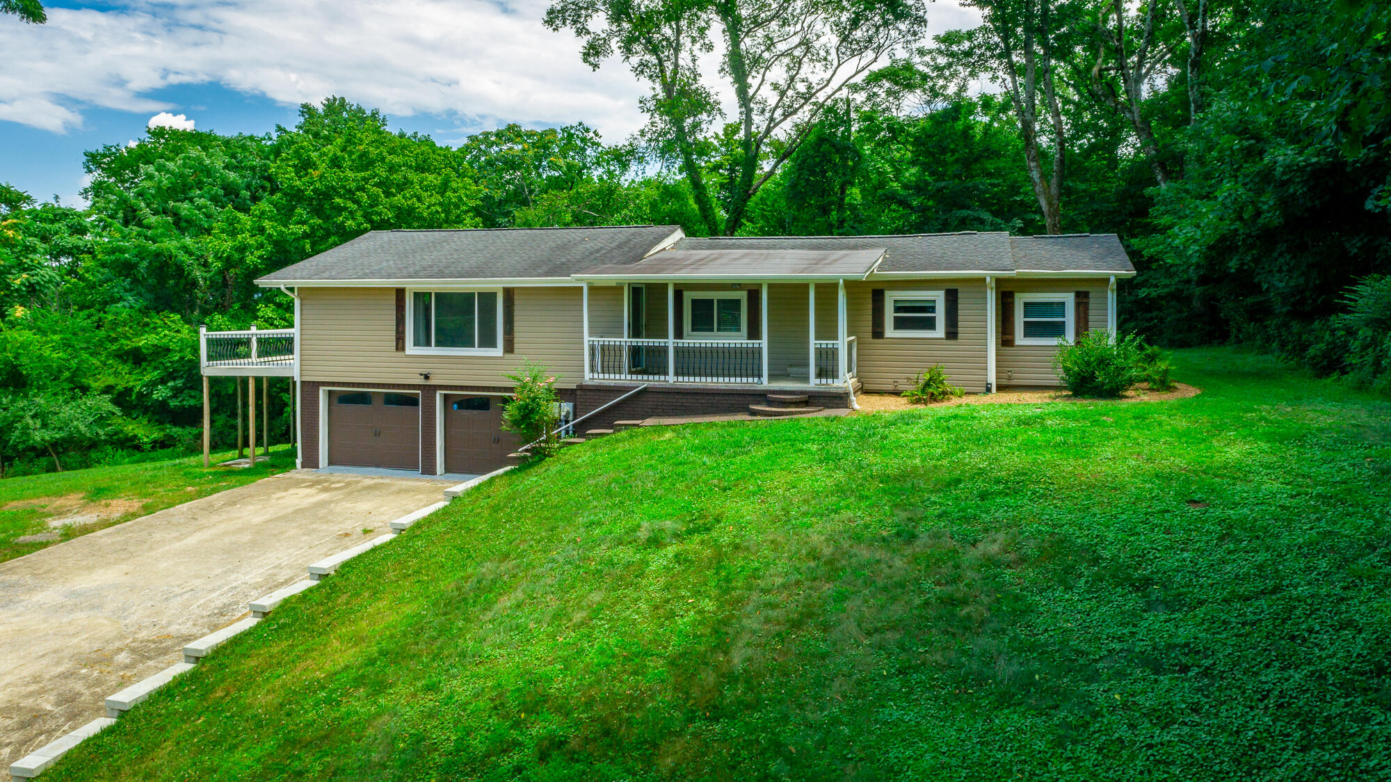 6582 Fairview Road — photo