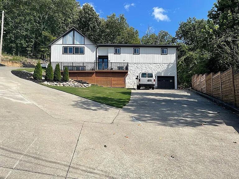 2901 Huckleberry Lane — photo