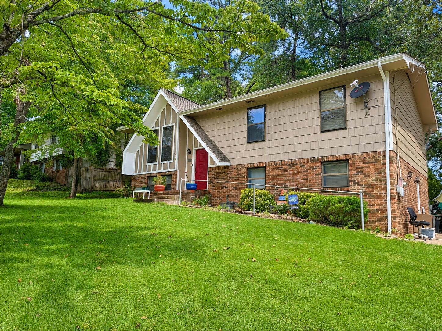 1045 Hillcrest Road — photo