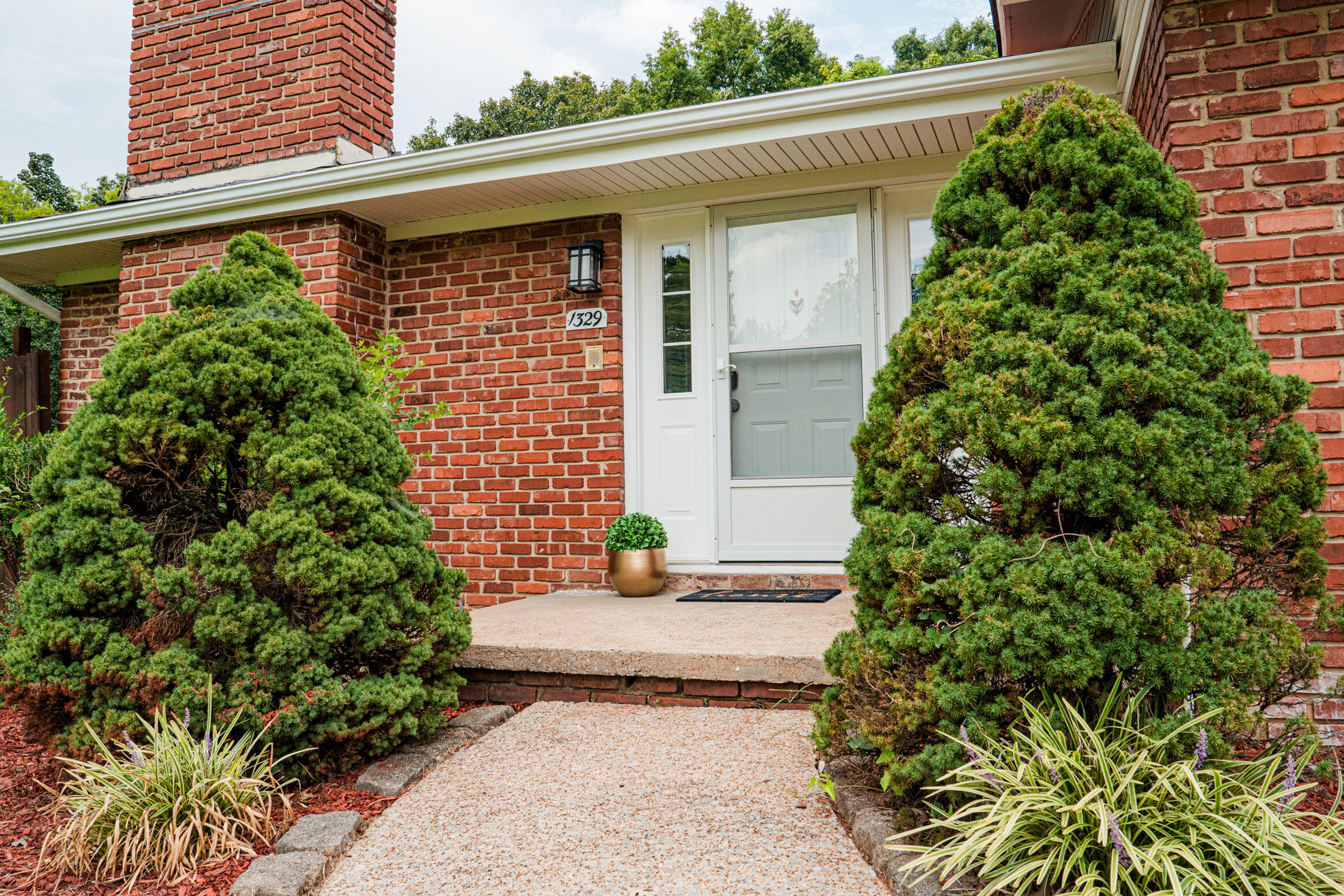 1329 Cloverdale Drive — photo