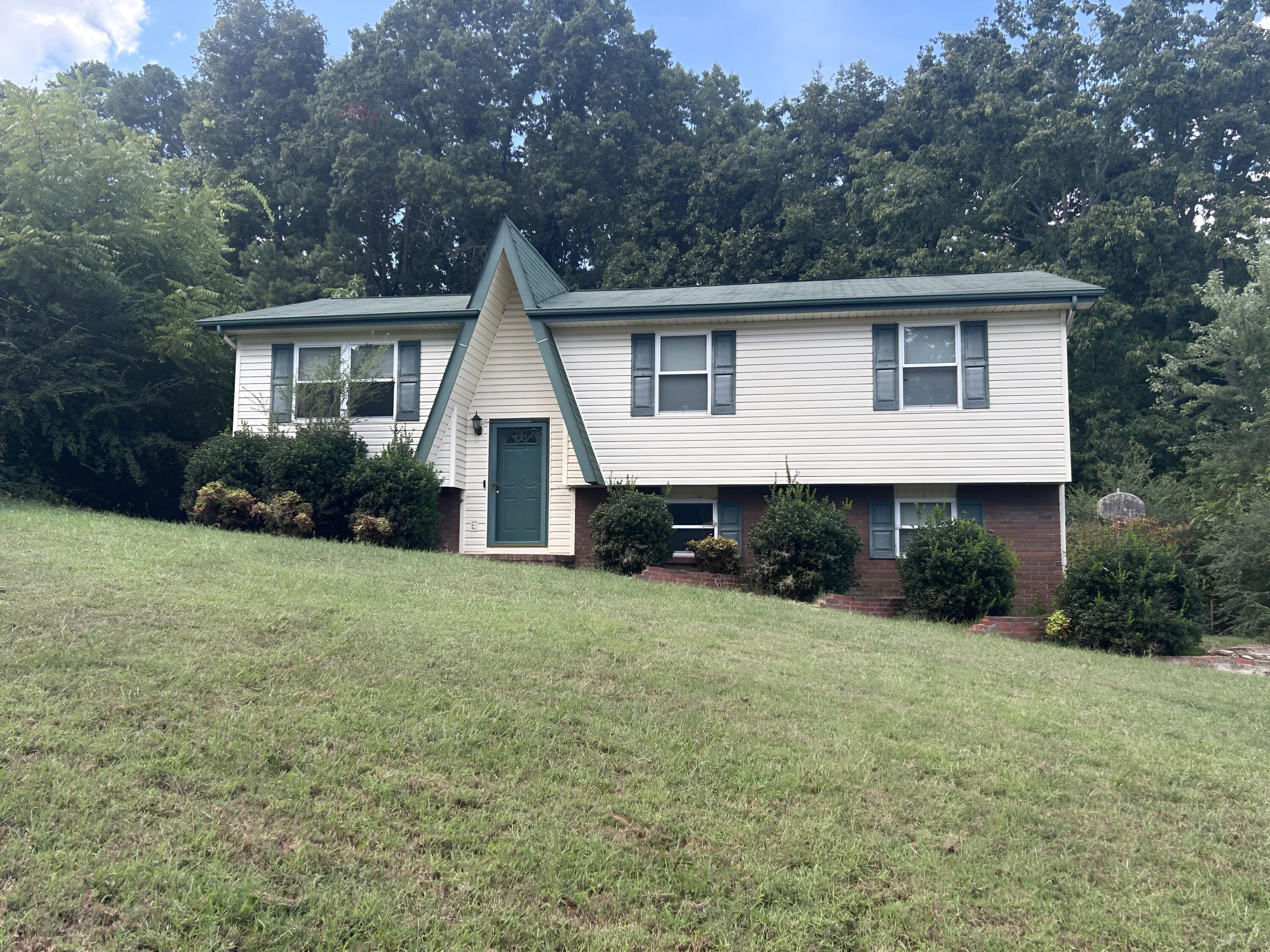 915 Crest Drive — photo
