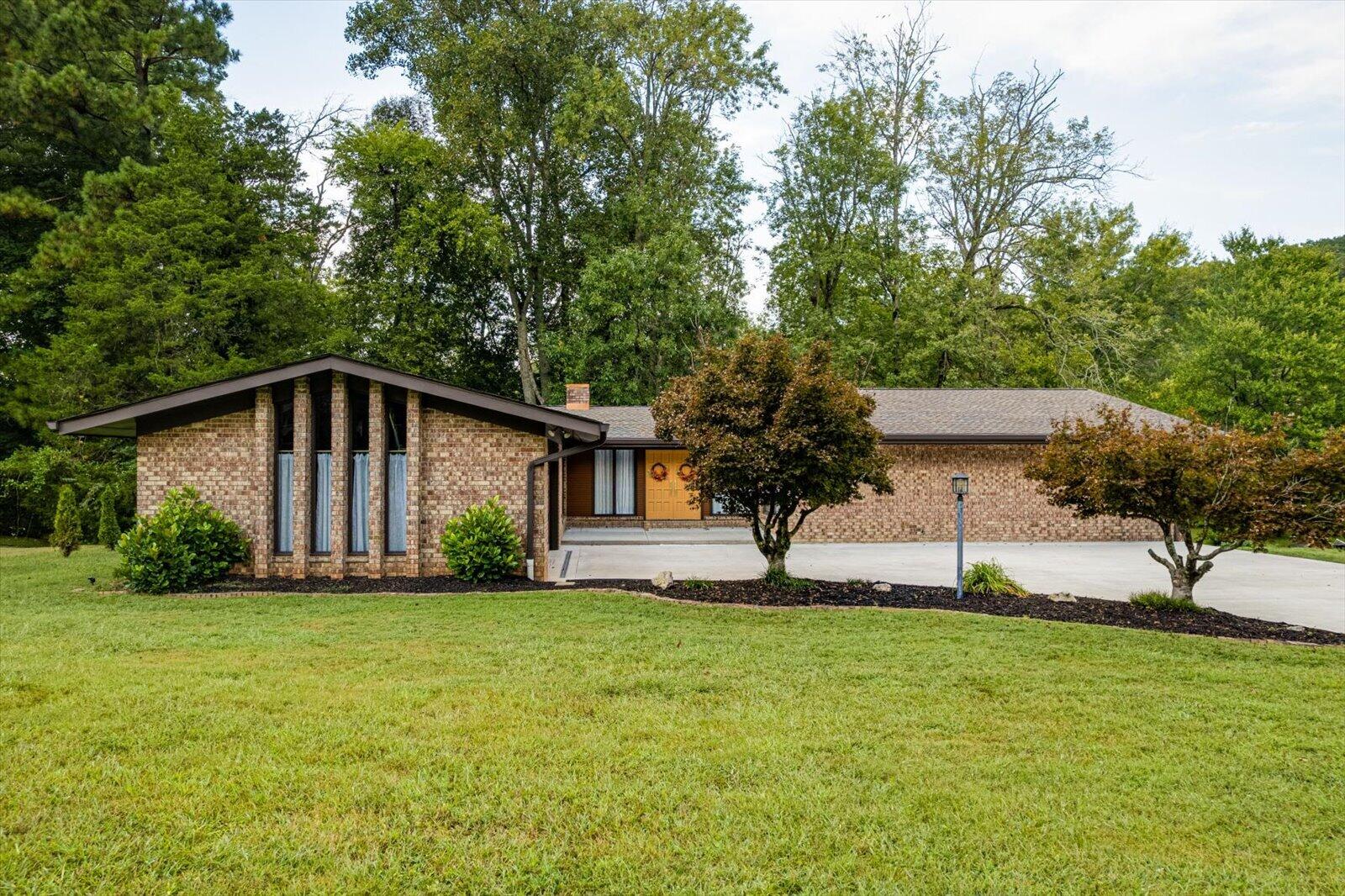 825 Everhart Drive NW — photo