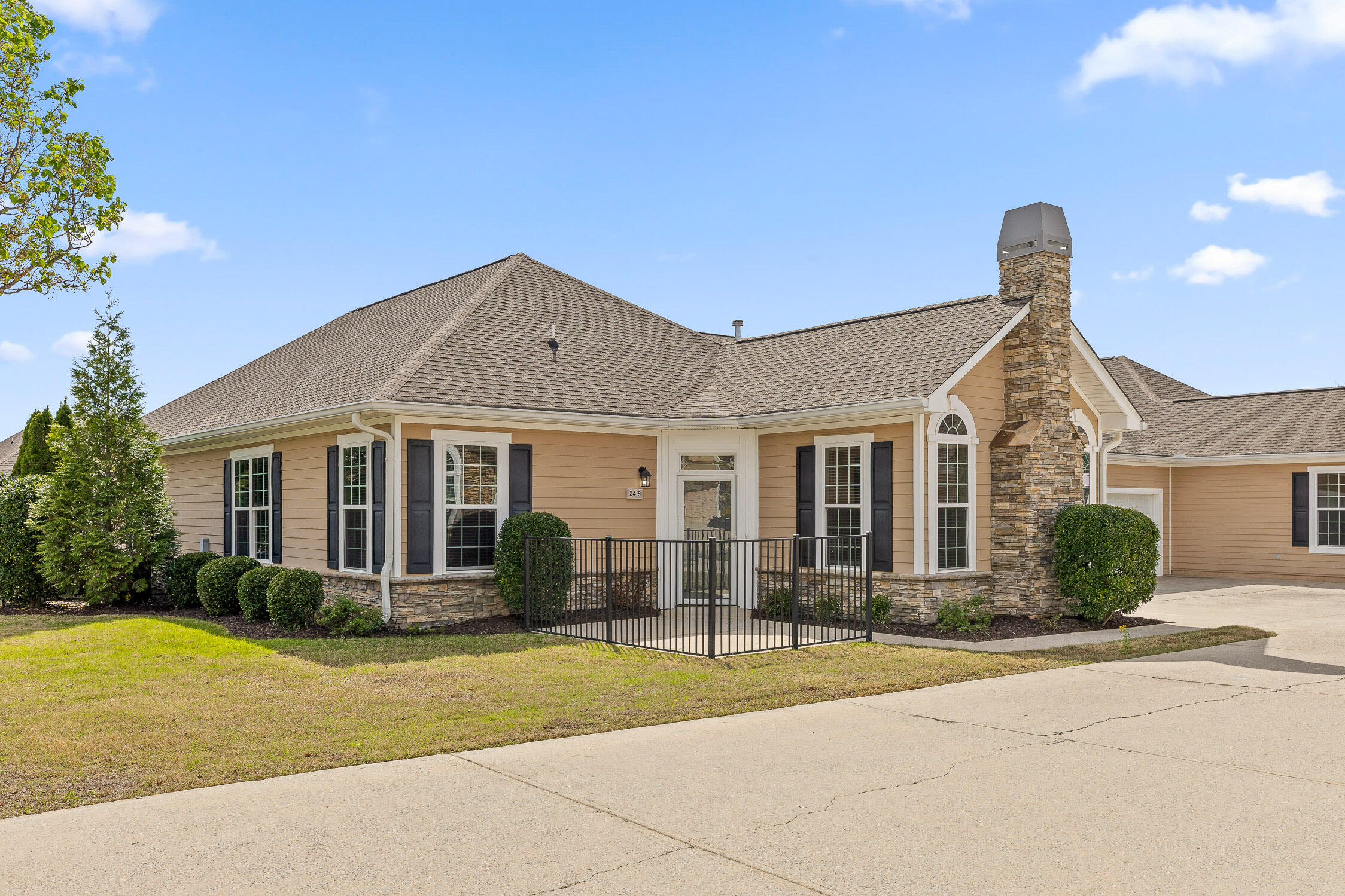 2419 Baskette Way — photo