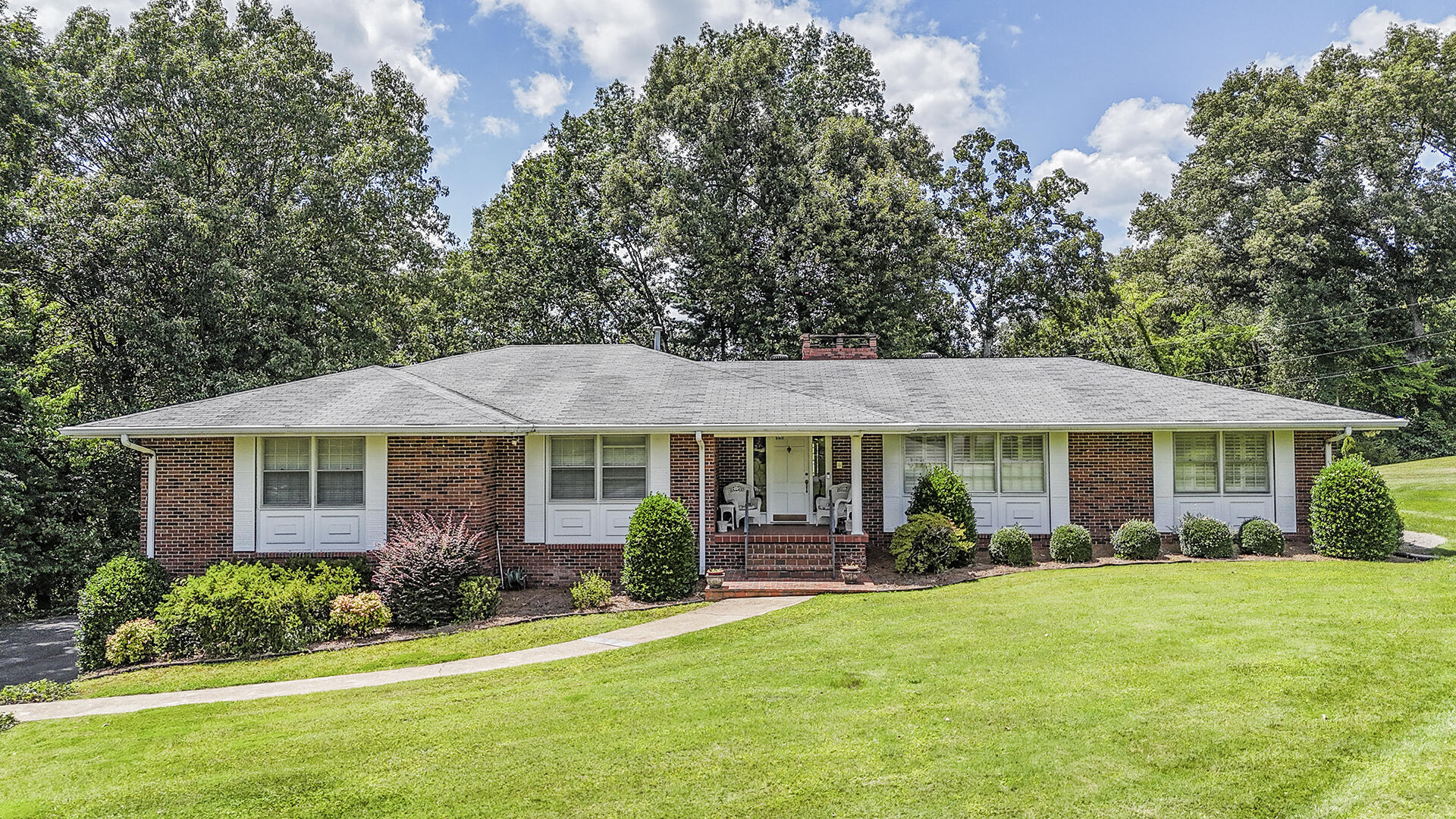 2311 Gale Lane — photo