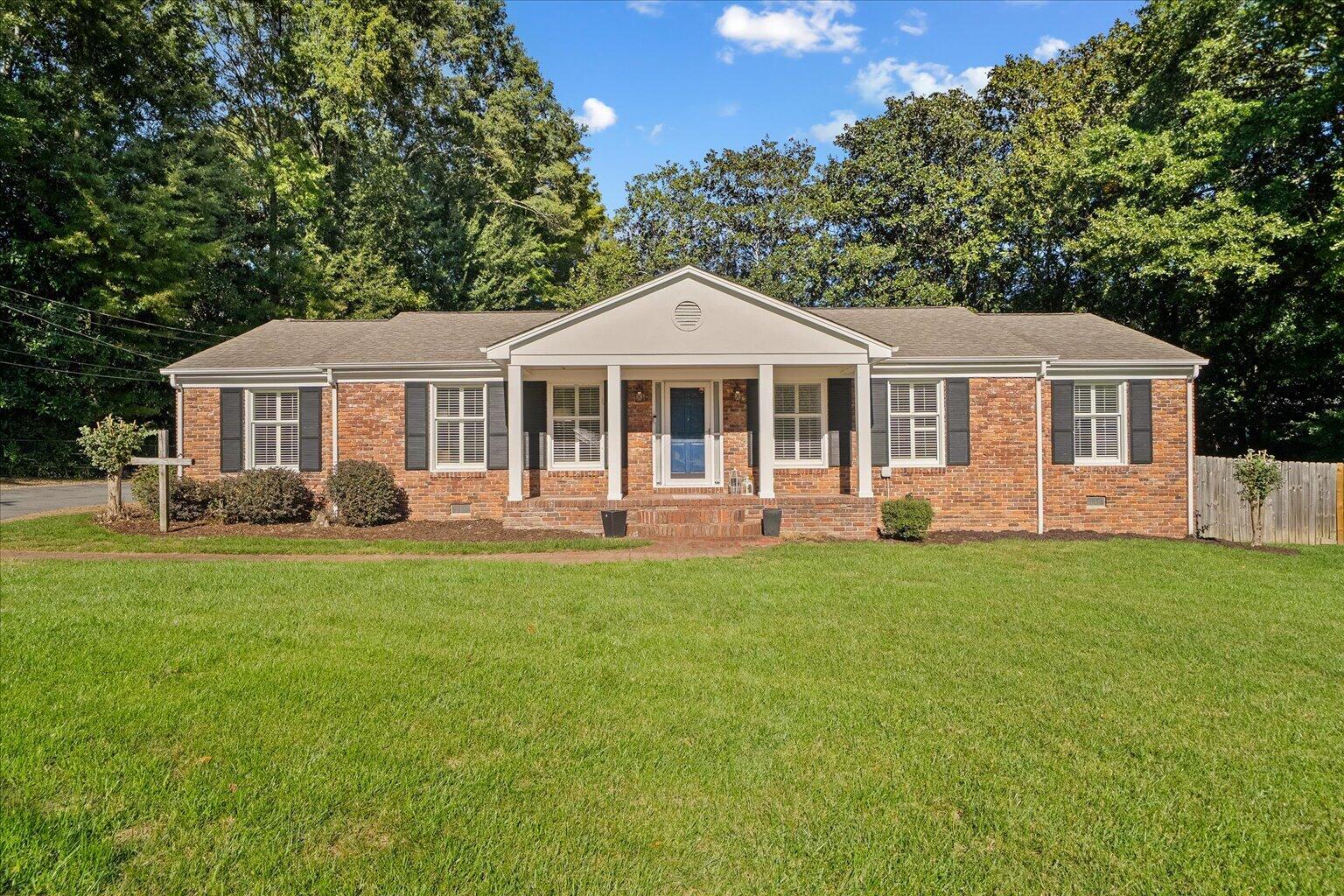 1501 Elaine Way — photo