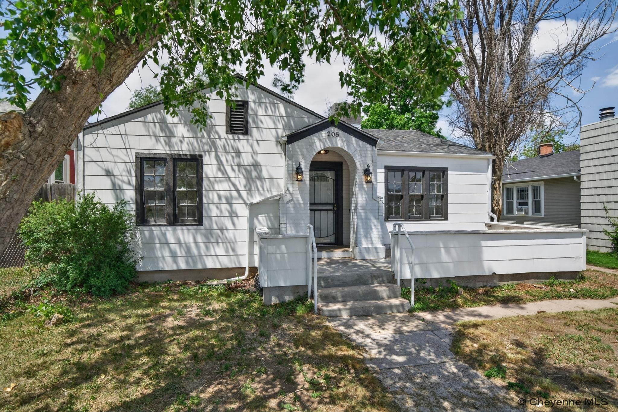 208 E 3rd Ave — photo