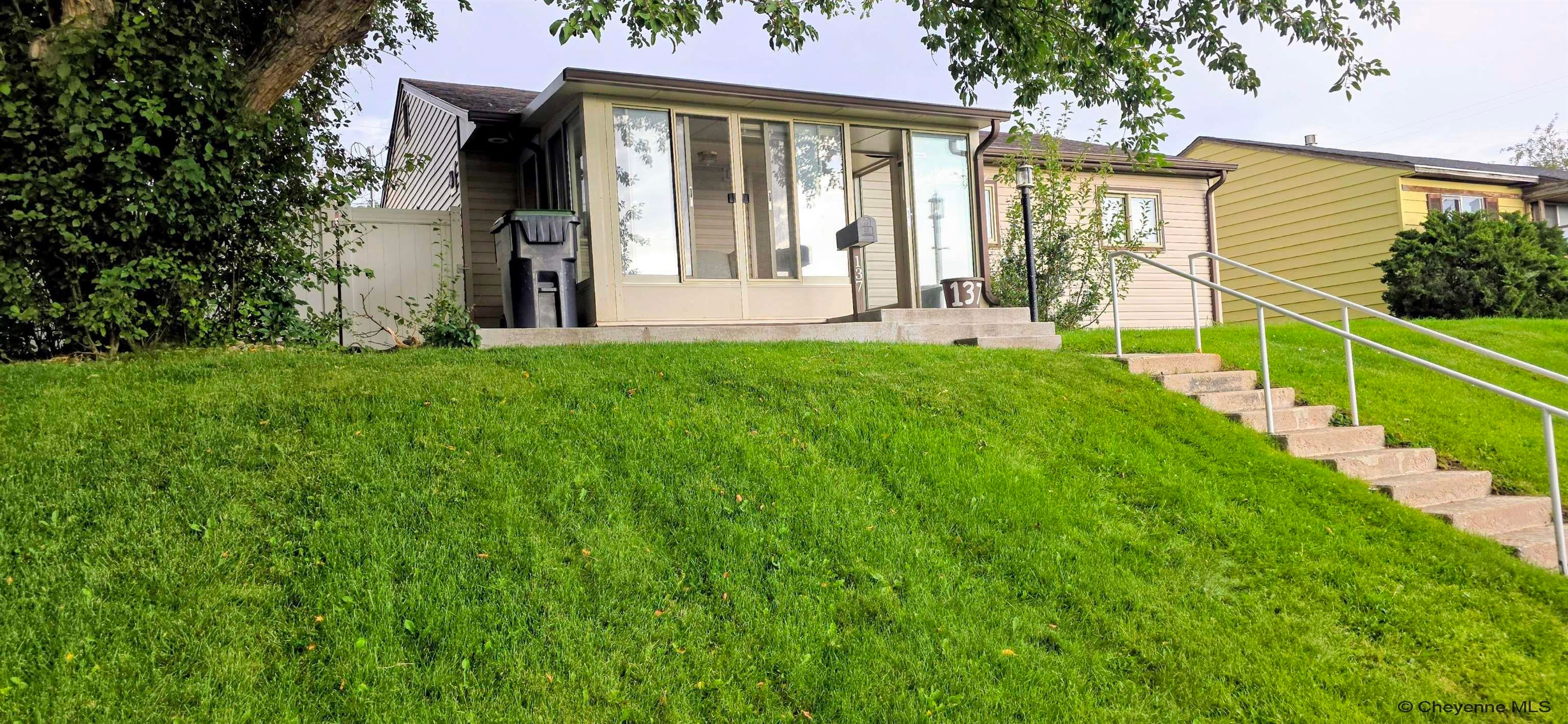 137 King Ct — photo