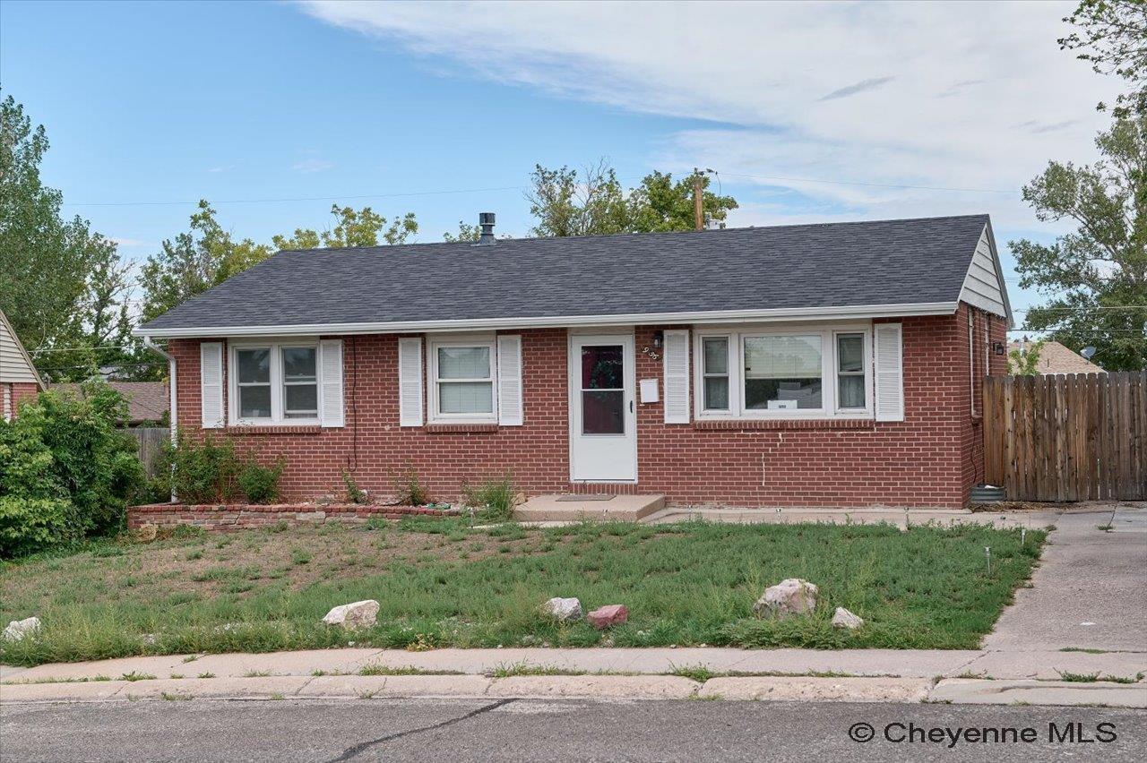 956 Hillcrest Rd — photo