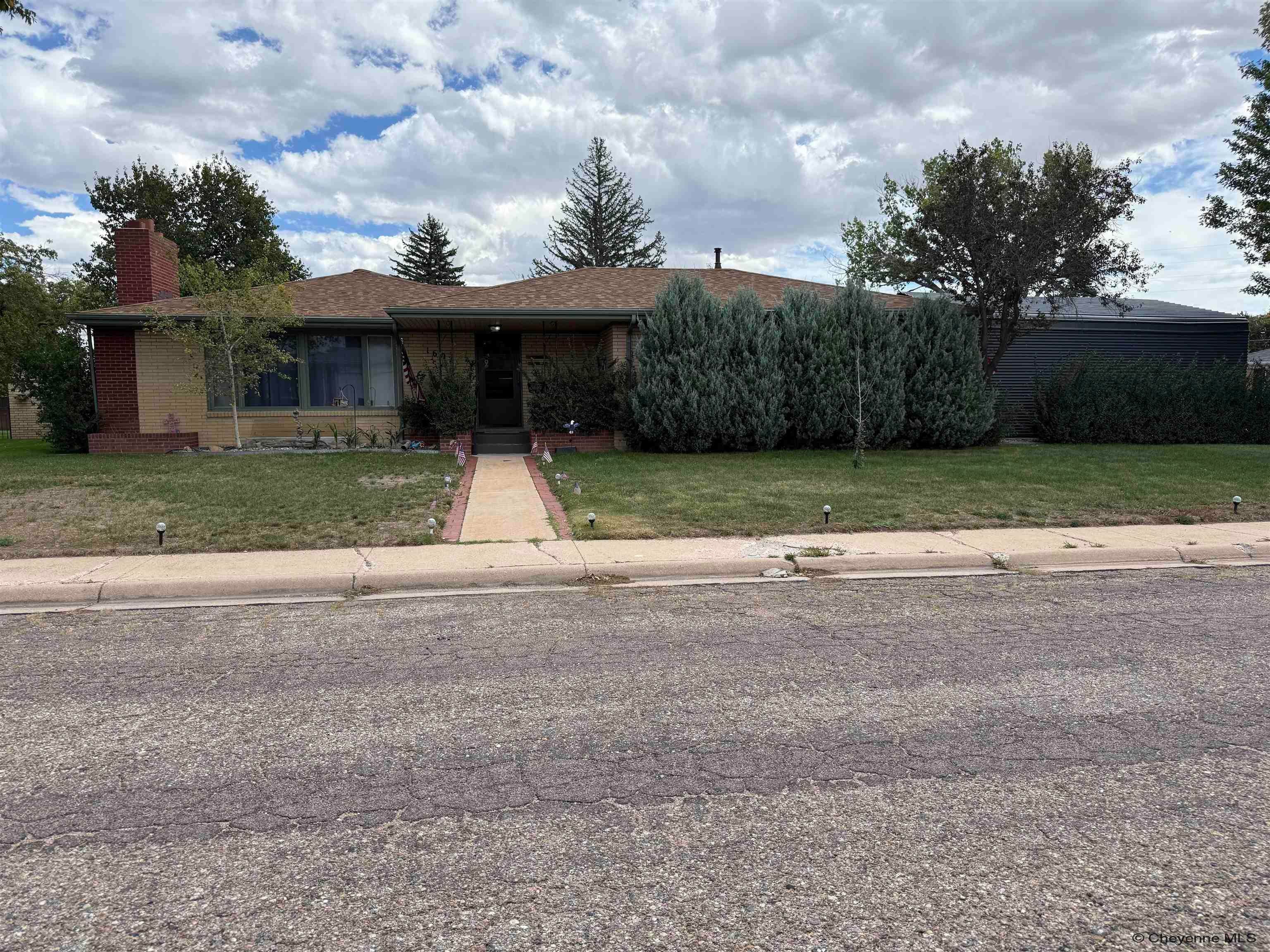 1607 Maple Ct — photo
