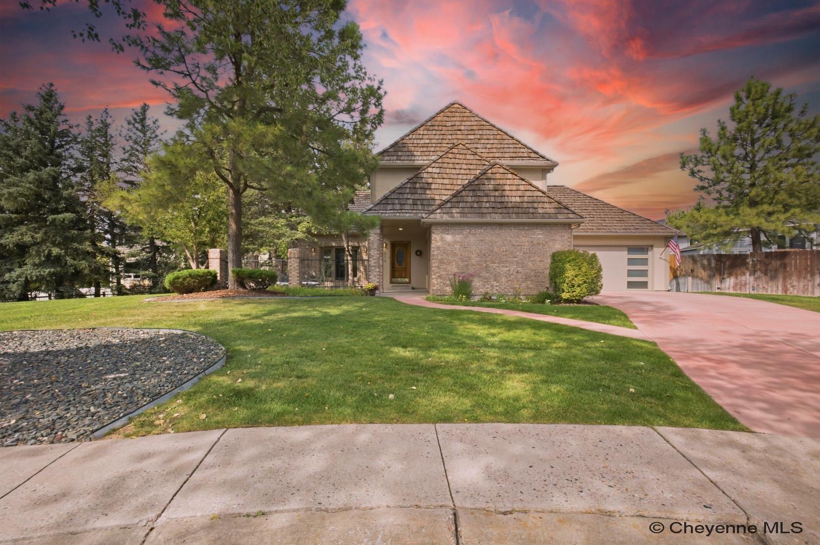 916 Laredo Ct — photo