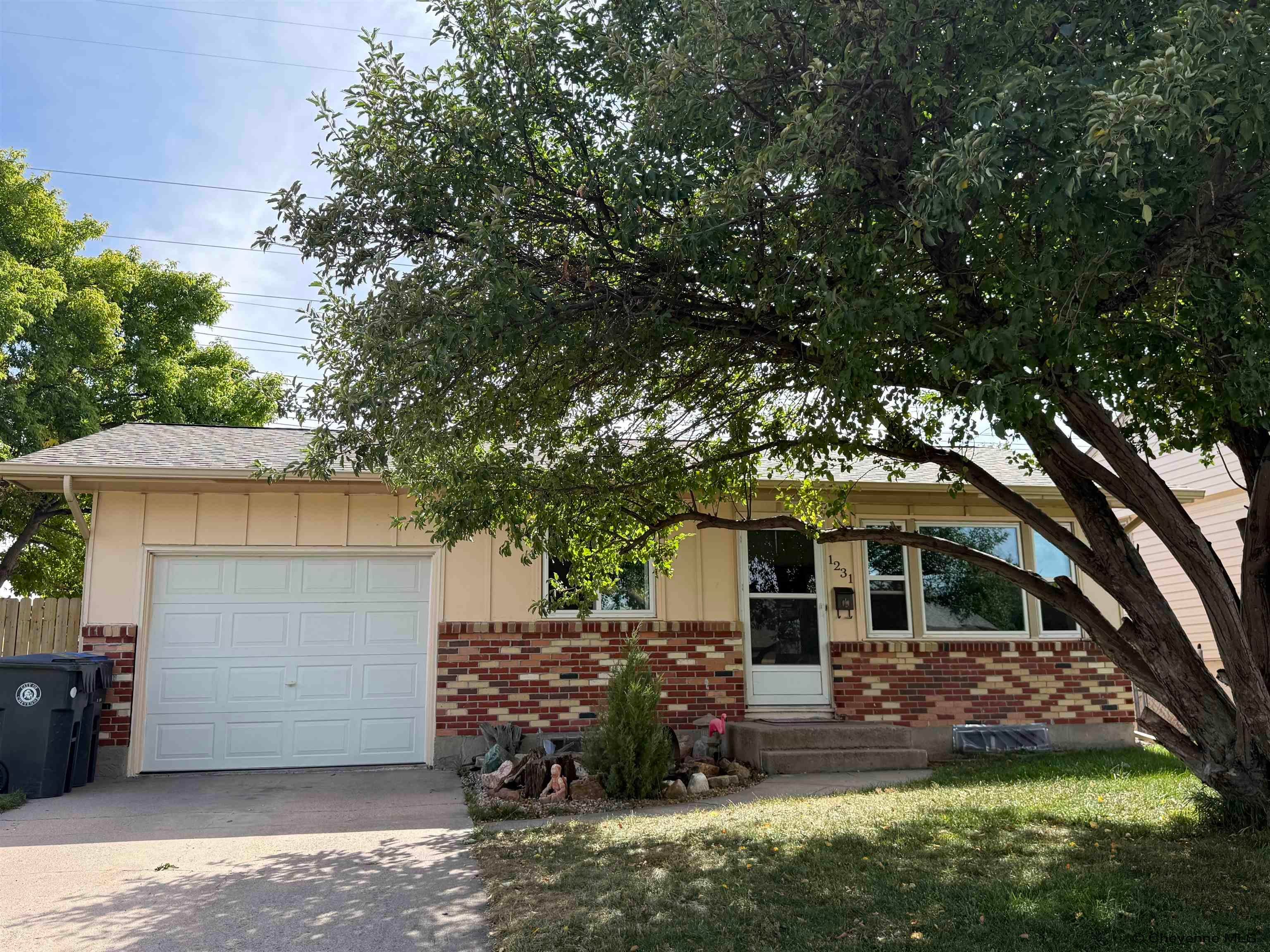 1231 W Jefferson Rd — photo