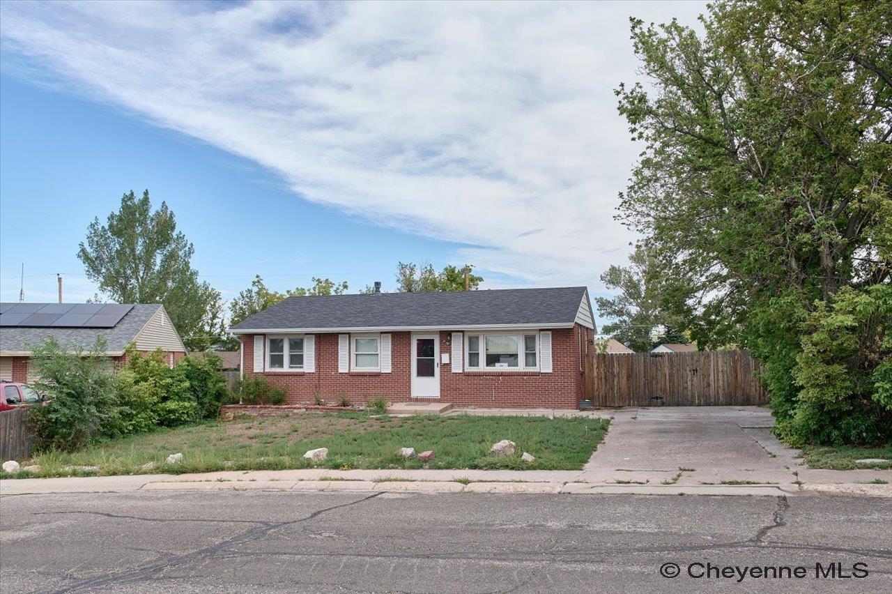 956 Hillcrest Rd — photo