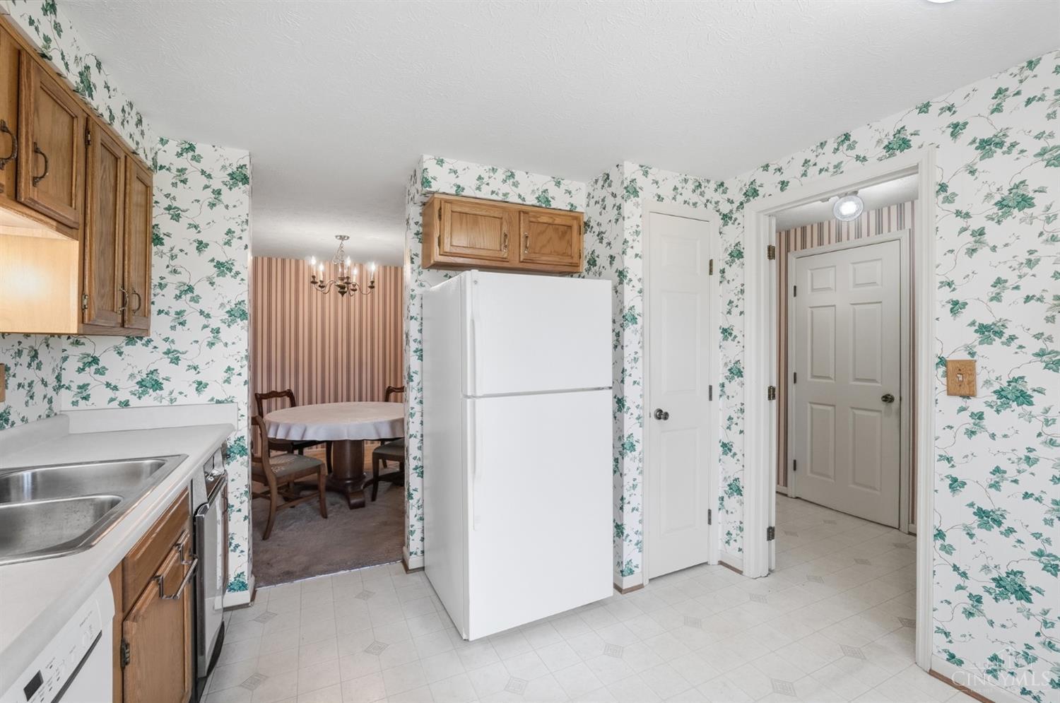 1049 Stratford Court — photo