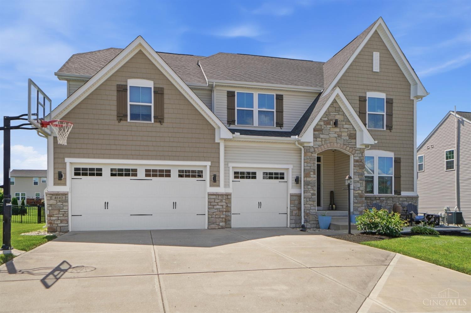 4642 Blue Jay Way — photo